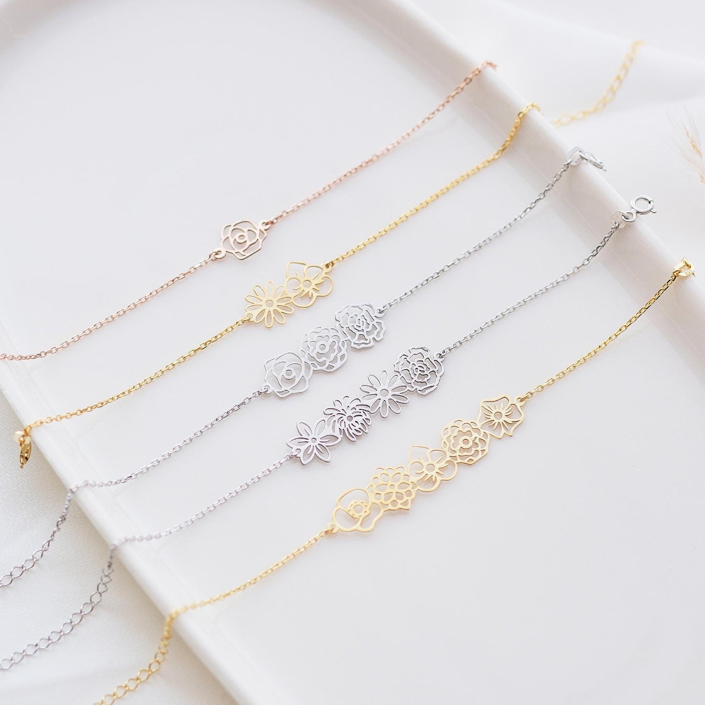 Complete your style with flower bracelets that fit every wrist. Inspired by nature, this design combines elegance and comfort, offering a unique accessory experience that appeals to all ages and styles