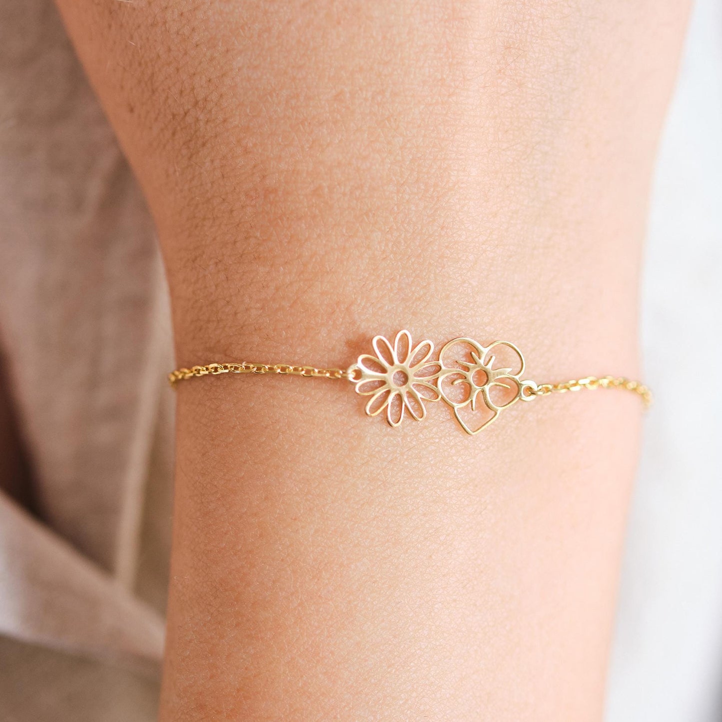 Complete your style with flower bracelets that fit every wrist. Inspired by nature, this design combines elegance and comfort, offering a unique accessory experience that appeals to all ages and styles