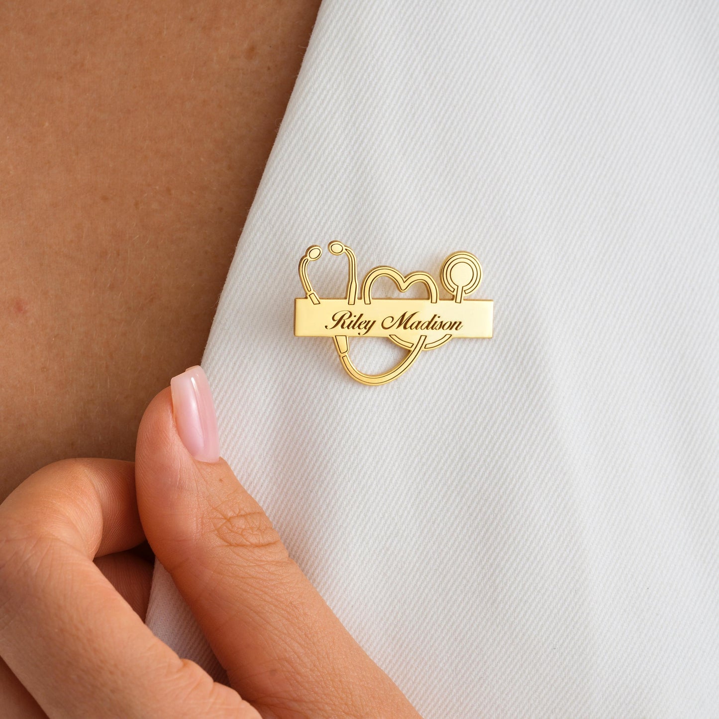 Details:
• Material: Solid Gold Silver Plating
• Finish: High-polish
• Personalization: Custom name engraving
• Closure: Butterfly clutch back
• Size: Approx. 1.5 inches wide
• Packaging: Gift-ready jewelry box
Perfect For:
Nurse & Doctor Appreciation
Graduation Gift
White Coat Ceremonies
Personalized Uniform Badge
Medical School Students
Shipping:
• Handmade to order in US
• Processing time: 2–3 business days
• Express delivery available:
▫ USA: 2–5 business days
▫ Europe: 1–3 business days