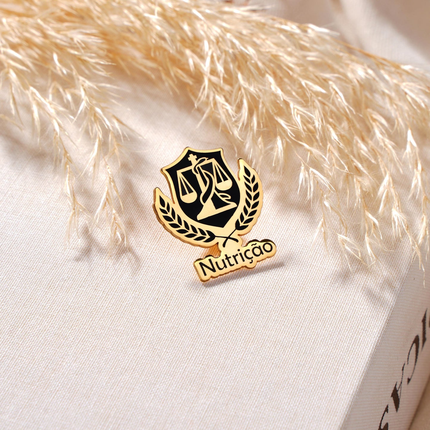 Material: Solid 925 Sterling Silver or 14K Solid Gold
Finish High polish or matte
Size: Approx. 2.2 cm
Closure: Butterfly clutch pin back
Hypoallergenic nickel-free
Handmade with precision and care
Nutritionists Nutrição Students Dietitians Wellness Professionals Graduation White Coat Ceremonies Medical Appreciation Gifts
Elegant gift box
Ready for gifting or ceremony presentation
Processing time 2 3 business days
Ships from Turkey for EU orders
USA 2 5 business day
Europe 1 3 business days