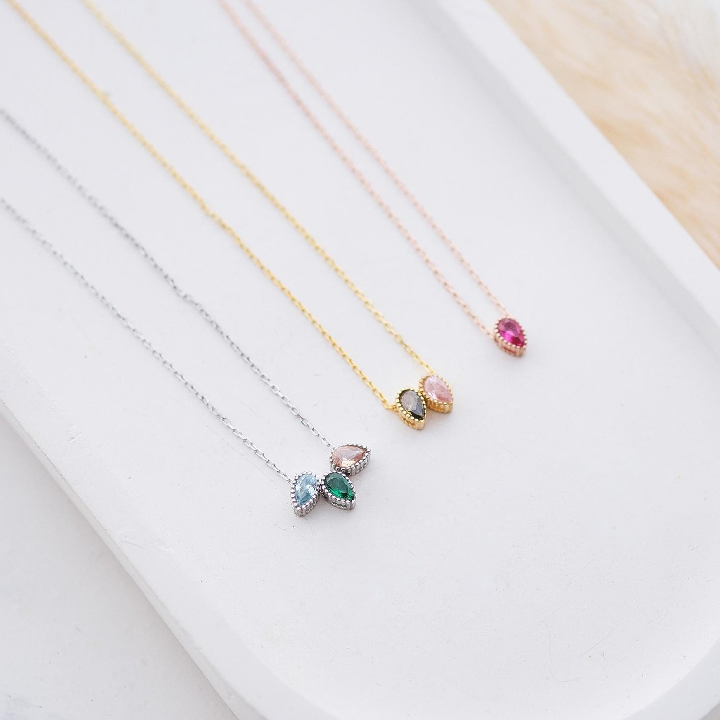 Embrace elegance with our Rain-Shaped Gemstone Necklace. Featuring a delicate raindrop design, this piece can be customized with your choice of gemstones. it’s a stunning way to reflect your personal style and individuality.