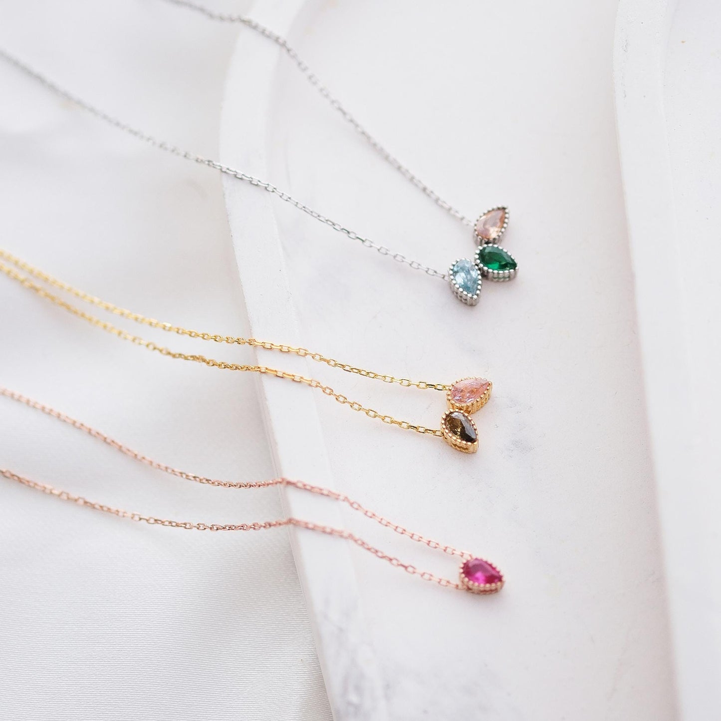 Embrace elegance with our Rain-Shaped Gemstone Necklace. Featuring a delicate raindrop design, this piece can be customized with your choice of gemstones. it’s a stunning way to reflect your personal style and individuality.