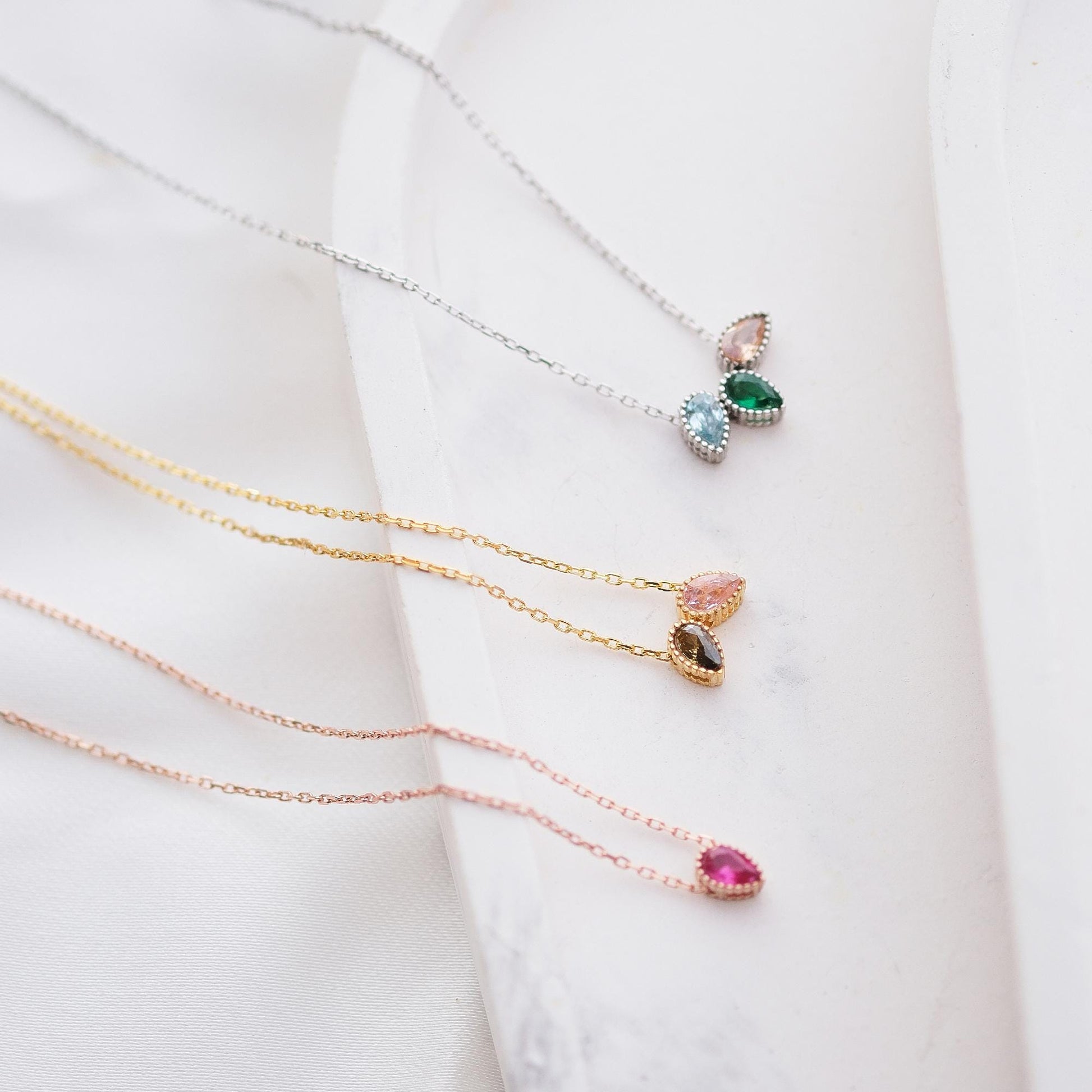 Embrace elegance with our Rain-Shaped Gemstone Necklace. Featuring a delicate raindrop design, this piece can be customized with your choice of gemstones. it’s a stunning way to reflect your personal style and individuality.