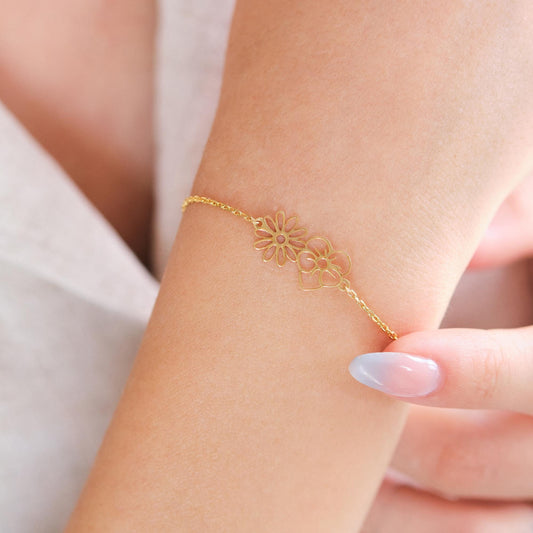 Complete your style with flower bracelets that fit every wrist. Inspired by nature, this design combines elegance and comfort, offering a unique accessory experience that appeals to all ages and styles