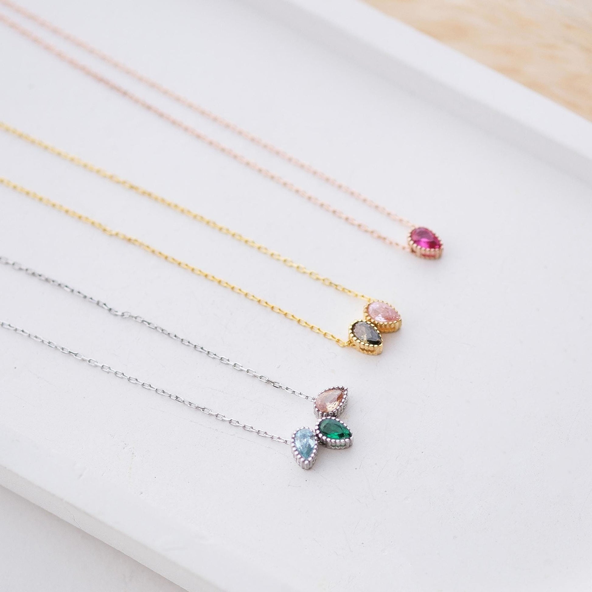 Embrace elegance with our Rain-Shaped Gemstone Necklace. Featuring a delicate raindrop design, this piece can be customized with your choice of gemstones. it’s a stunning way to reflect your personal style and individuality.
