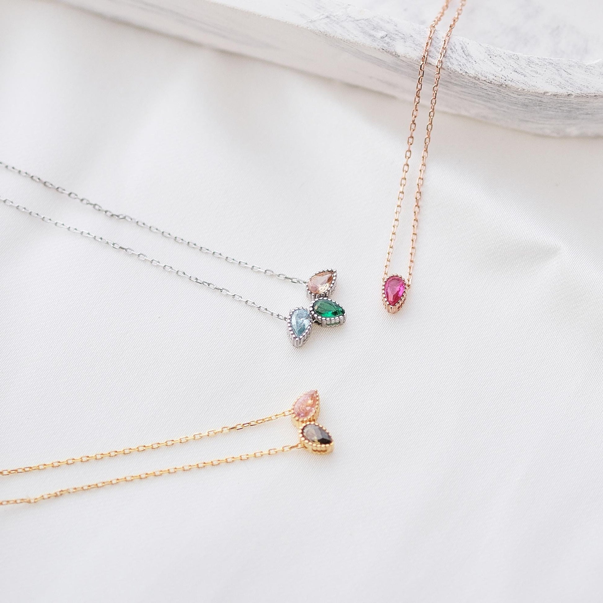 Embrace elegance with our Rain-Shaped Gemstone Necklace. Featuring a delicate raindrop design, this piece can be customized with your choice of gemstones. it’s a stunning way to reflect your personal style and individuality.
