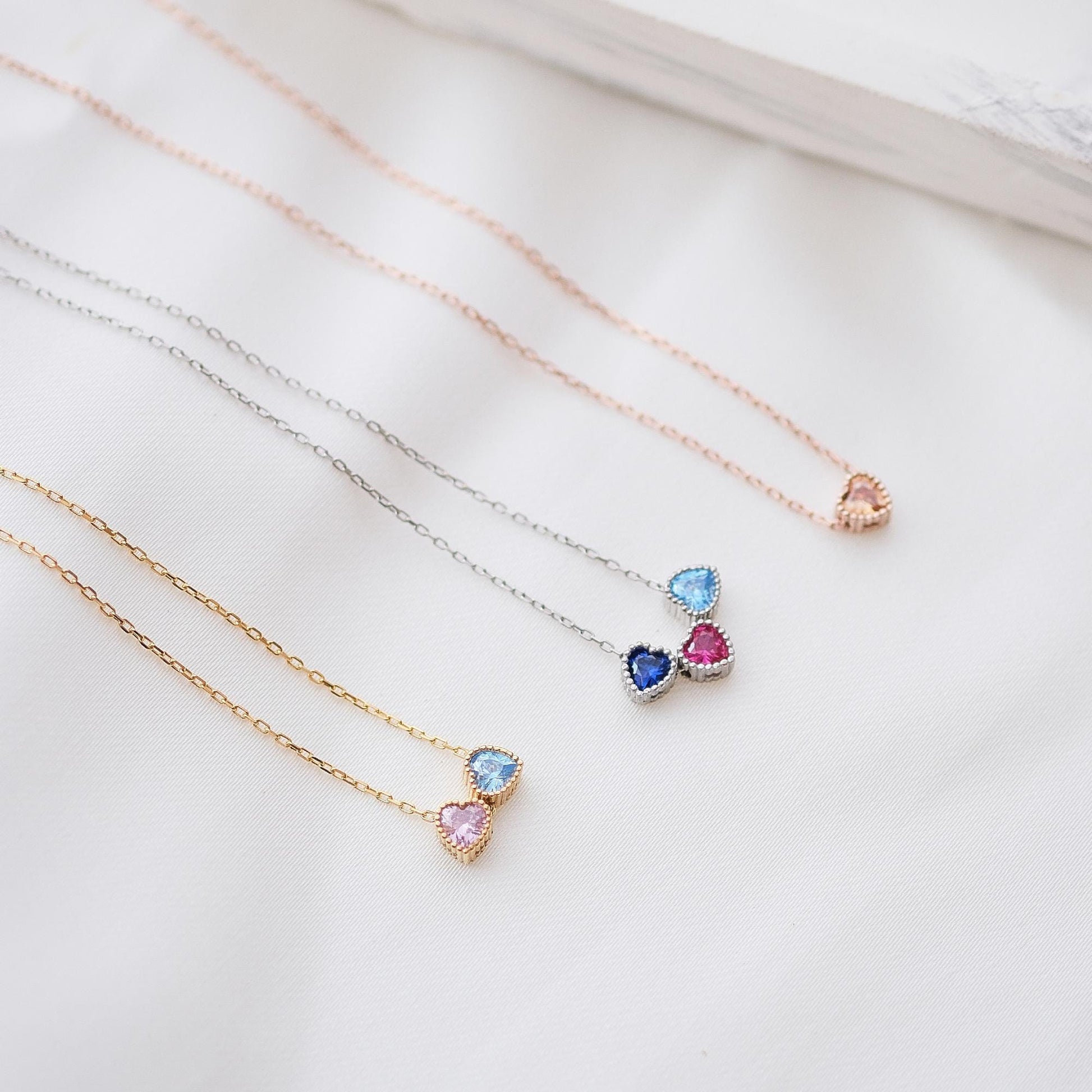 Discover the beauty of our heart-shaped gemstone necklaces, crafted with vibrant natural stones. Each piece is customizable, allowing you to choose the perfect stone. A timeless and personal touch, ideal for adding elegance to any outfit a loved one