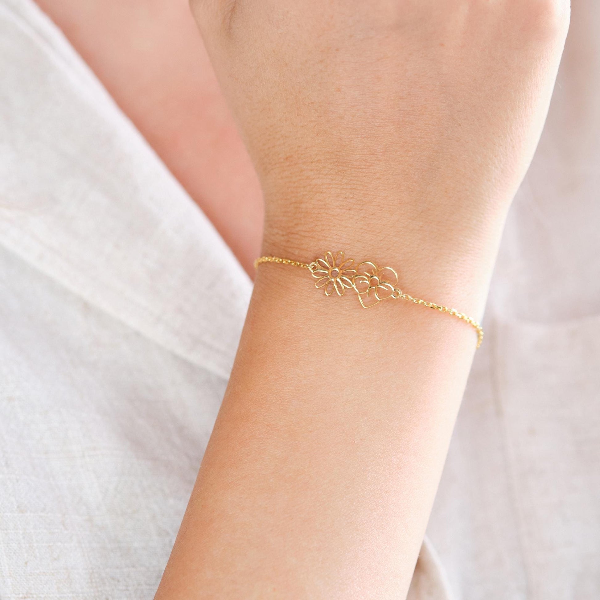 Complete your style with flower bracelets that fit every wrist. Inspired by nature, this design combines elegance and comfort, offering a unique accessory experience that appeals to all ages and styles
