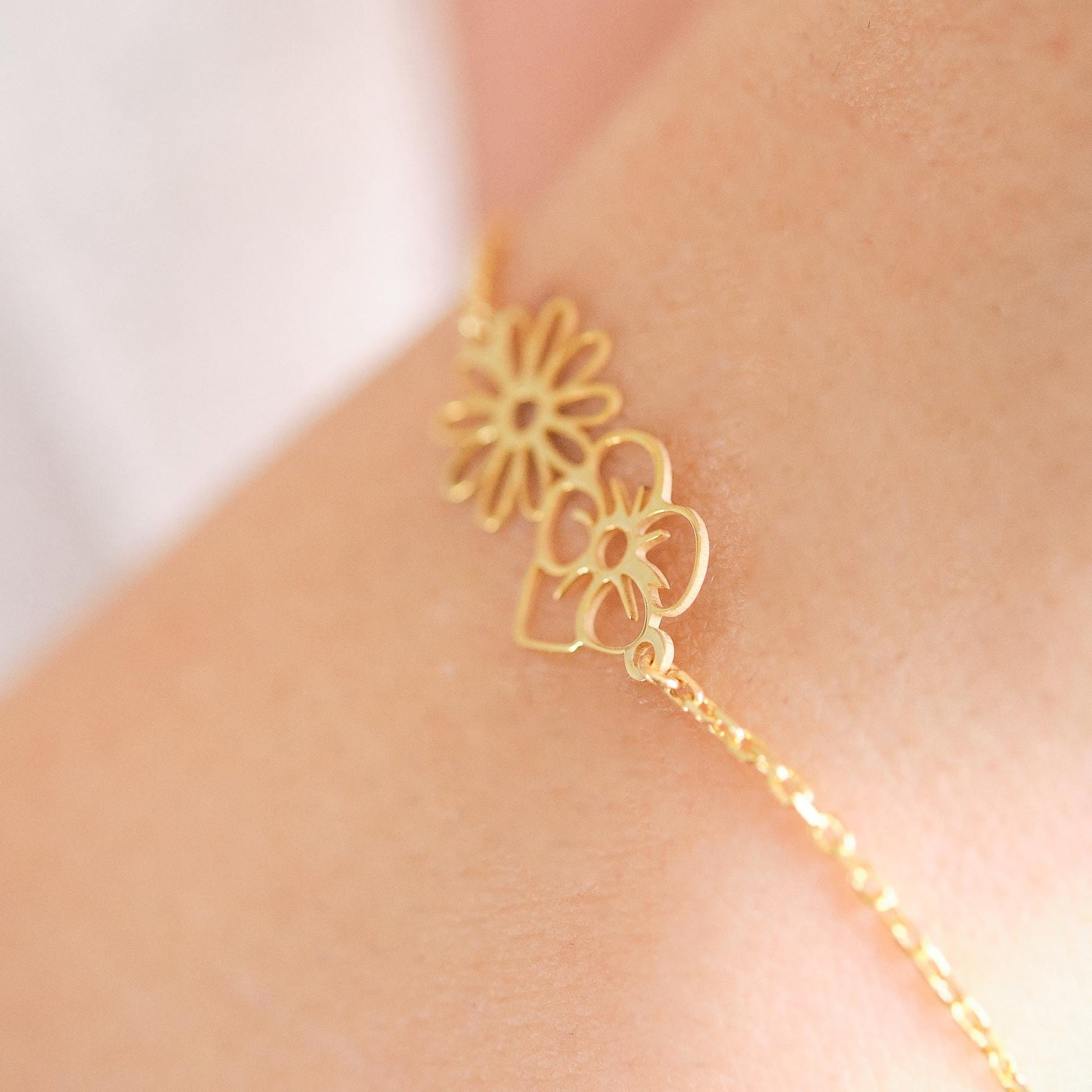 Complete your style with flower bracelets that fit every wrist. Inspired by nature, this design combines elegance and comfort, offering a unique accessory experience that appeals to all ages and styles