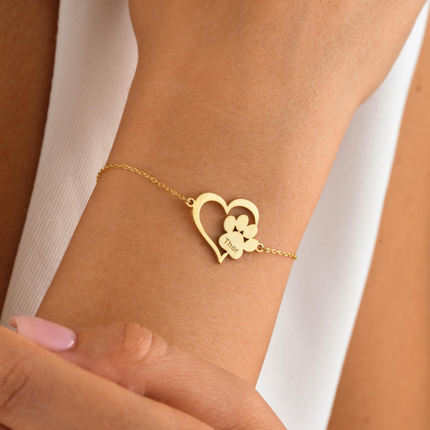 Material: 925 Sterling Silver or 14K Solid Gold
Finish High-polish
Design: Heart with paw print and custom name engraving
Chain Fine cable chain
Adjustable 5&quot;-9&quot;
Closure: Lobster clasp
Hypoallergenic  nickel-free
Handmade with care
Pet Memorial Gifts  Dog  Cat Moms  Personalized Gifts Everyday Wear  Animal Lovers
Elegant gift box message card
Ready for gifting
Processing time: 2–3 business days
• Ships from Turkey (for EU buyers)
• USA: 2–5 business days
• Europe: 1–3 business days