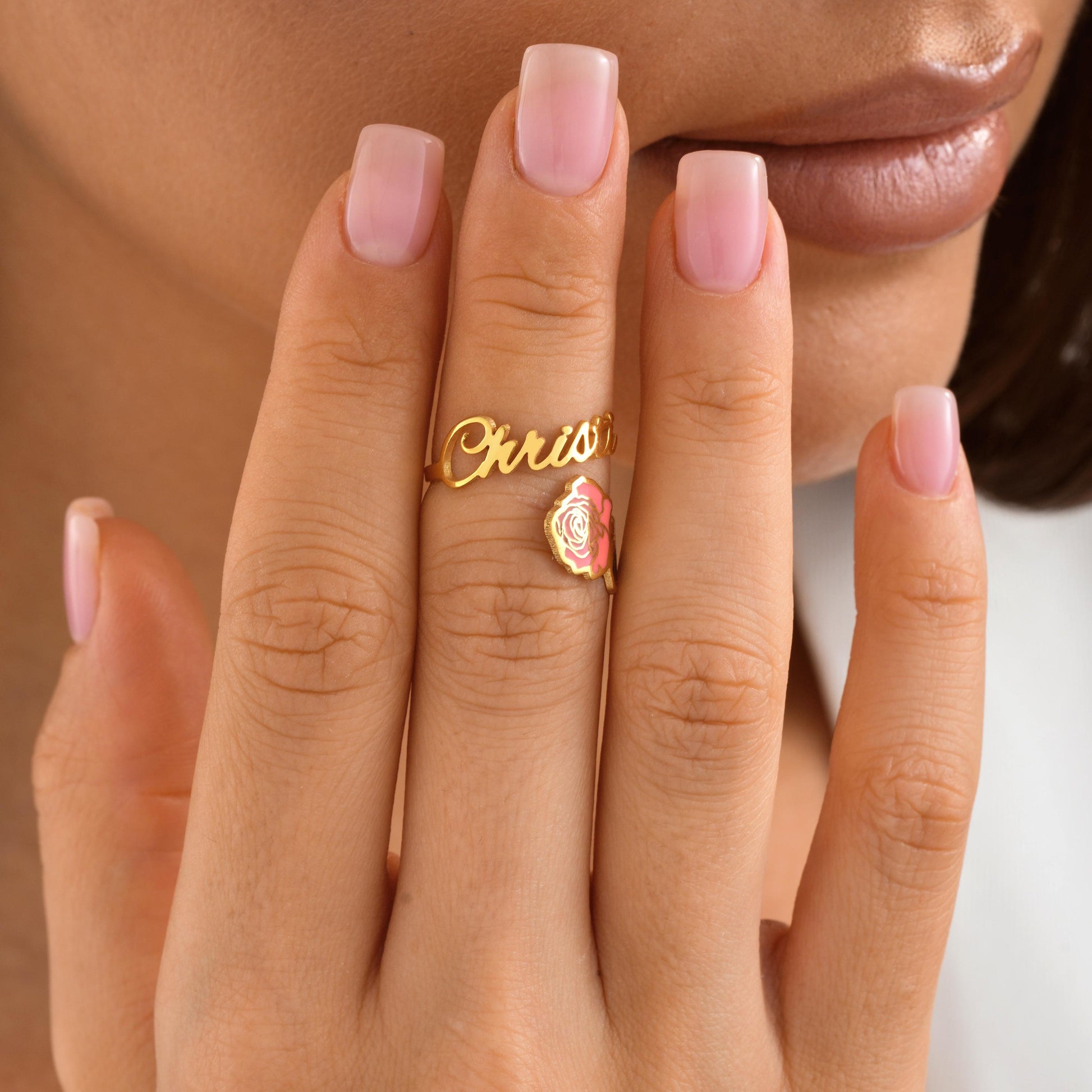 Material: 925K Sterling Silver \ 14K Solid Gold
High-polish 
It will be made in the color listed Adjustable open band
1 name + 1 birth flower engraving (choose from 12 monthly flowers)
Gift for mom Birthday gift Sister or friend jewelry Personalized floral ring Nature lover  Minimalist everyday piece
perfect for Mother’s Day, birthdays, anniversaries, or self-love
Handmade to order in US
Express delivery available USA  2–5 business day Europe: 1–3 business days
For EUROPE shipped from TURKEY
