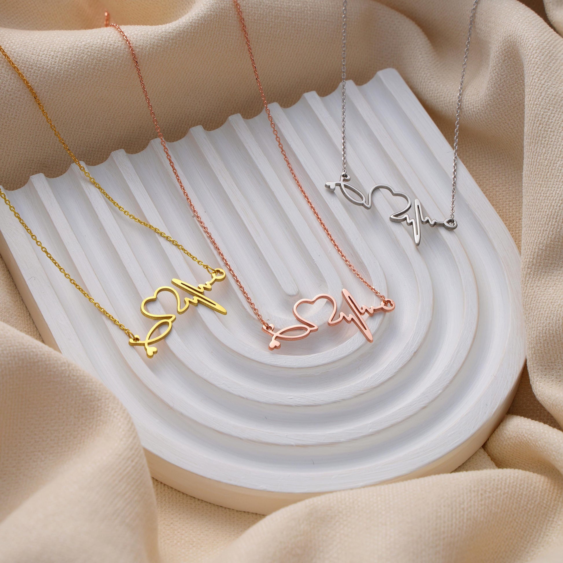 Material: 925K Sterling Silver / 14K Solid Gold  
• Finish Options: Silver, Gold, Rose Gold  
• Pendant: Heart + ECG + Stethoscope silhouette with custom name  
• Chain Length: Adjustable (16&quot; + 2&quot; extender)  
• Closure: Spring Ring  

🎯 Perfect For:  
Nurses – Doctors – Graduation – Residency match – White coat gift – Healthcare workers – Personalized medical gifts