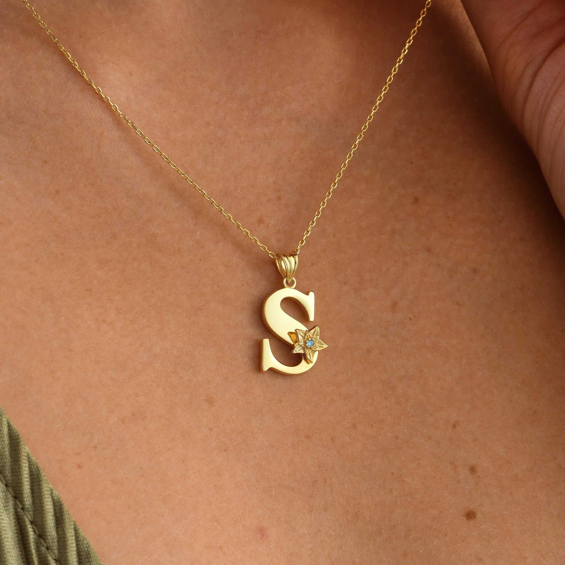 Material: 925K Sterling Silver / 14K Solid Gold  
• Finish Options: Silver, Gold, Rose Gold  
• Pendant: Bold initial with detailed birth flower accent + CZ stone  
• Chain Length: Adjustable (16&quot; + 2&quot; extender)  
• Closure: Spring Ring  
• Customization: Choose 1 initial + 1 birth flower (January–December)  

🎯 Perfect For:  
Birthday gifts – Personalized jewelry – Bridesmaids – Nature lovers – Everyday wear – Self-love pieces – Elegant floral looks