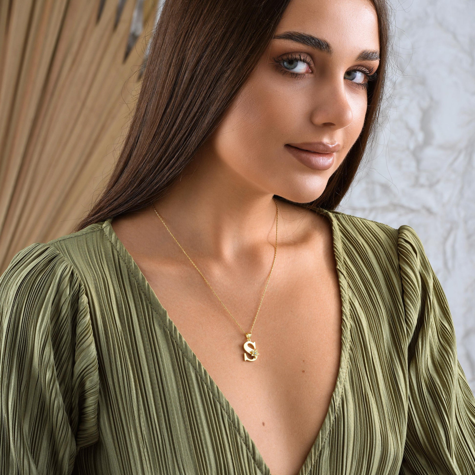 Material: 925K Sterling Silver / 14K Solid Gold  
• Finish Options: Silver, Gold, Rose Gold  
• Pendant: Bold initial with detailed birth flower accent + CZ stone  
• Chain Length: Adjustable (16&quot; + 2&quot; extender)  
• Closure: Spring Ring  
• Customization: Choose 1 initial + 1 birth flower (January–December)  

🎯 Perfect For:  
Birthday gifts – Personalized jewelry – Bridesmaids – Nature lovers – Everyday wear – Self-love pieces – Elegant floral looks