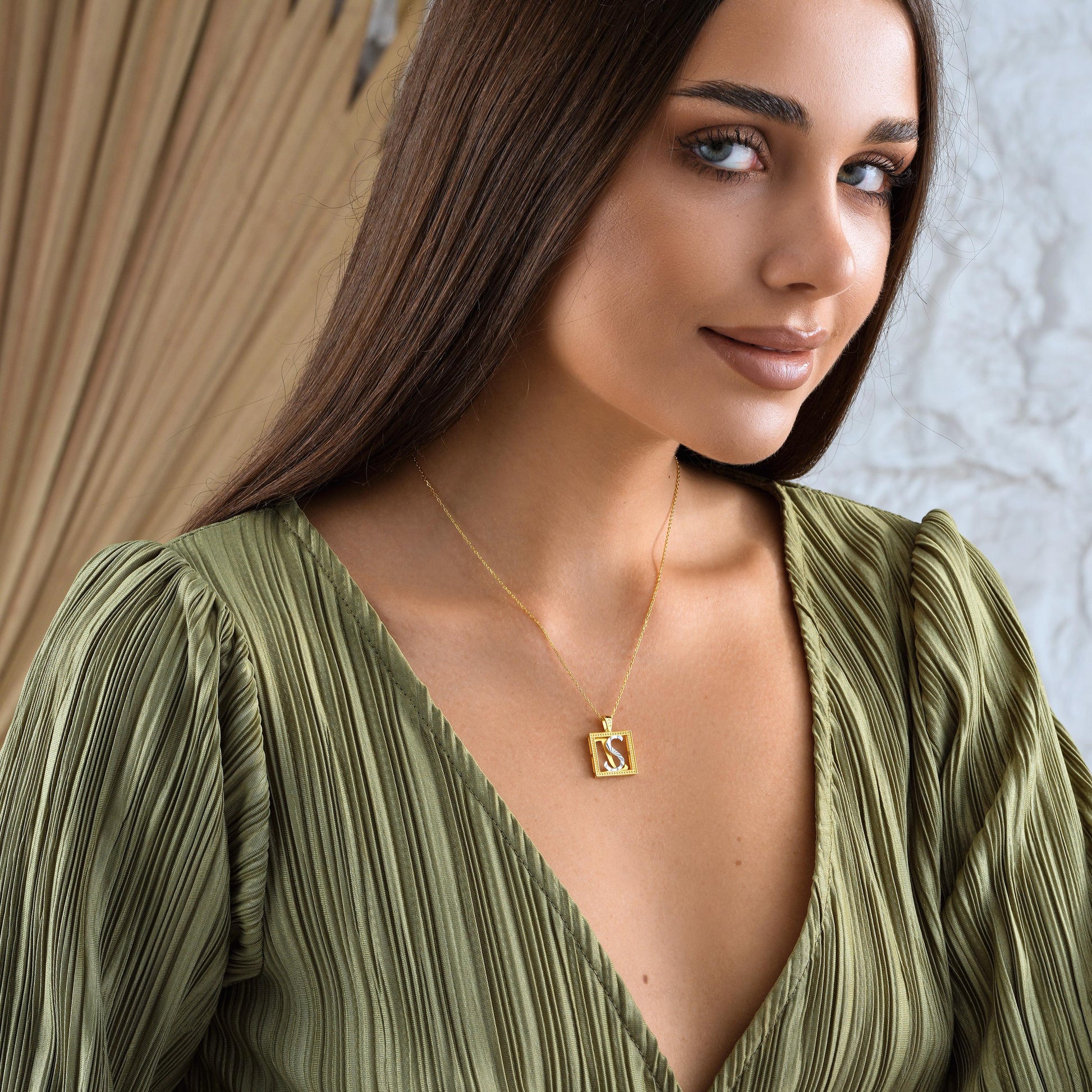 Personalized Fluted Initial Double-Sided Pendant – Custom Letter Necklace 
A unique and elegant double-sided pendant featuring your chosen initial in a fluted design. Perfect for personal style or as a thoughtful gift for someone special.
925K Sterling Silver / 14K Solid Gold
Spring Ring
• Pendant Size: Approx. 18×18mm
• Sold as: Pendant with chain included
• Hypoallergenic & safe for sensitive skin
Birthday Gift – Anniversary – Bridesmaid Gift – Everyday Wear – Personalized Jewelry Lovers