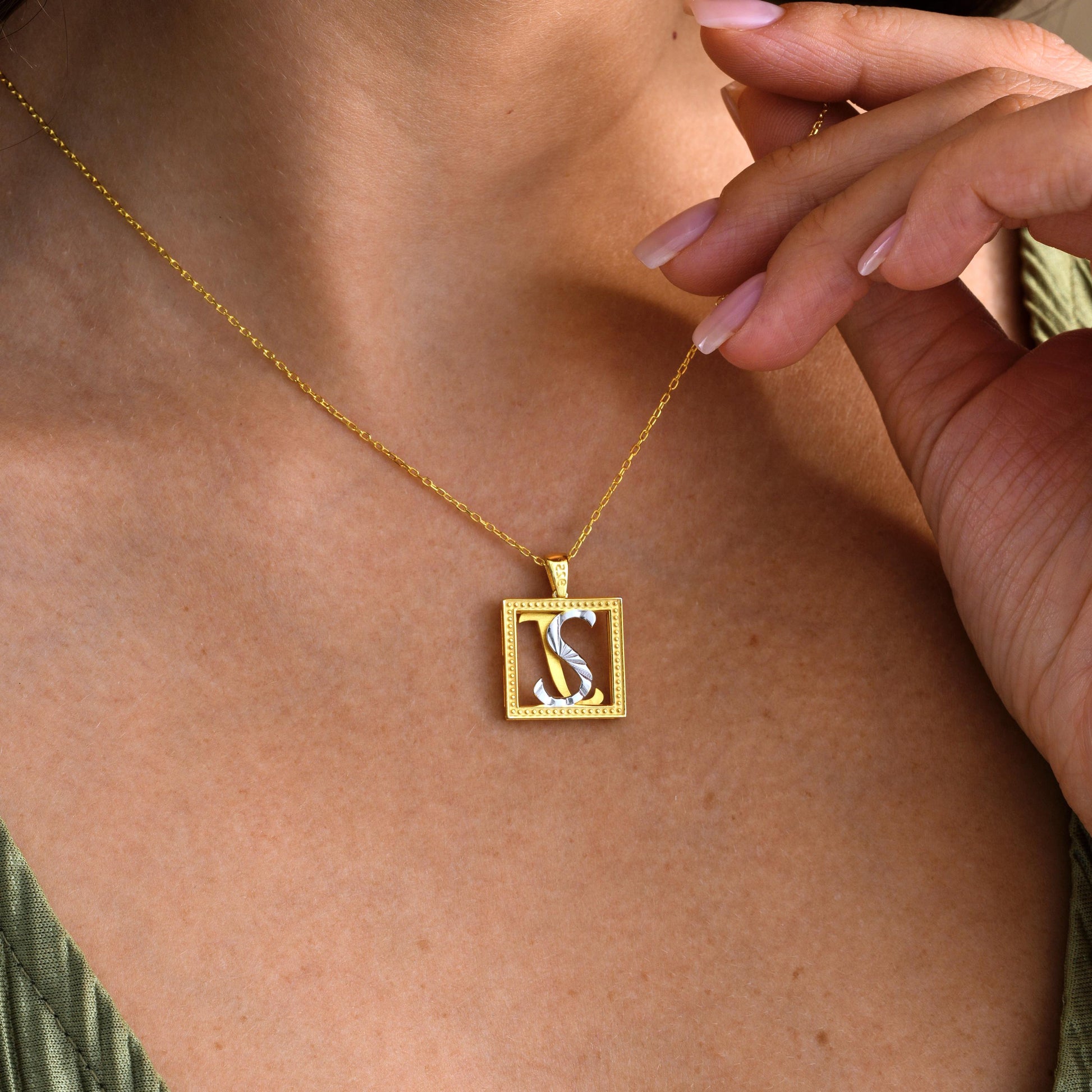 Personalized Fluted Initial Double-Sided Pendant – Custom Letter Necklace 
A unique and elegant double-sided pendant featuring your chosen initial in a fluted design. Perfect for personal style or as a thoughtful gift for someone special.
925K Sterling Silver / 14K Solid Gold
Spring Ring
• Pendant Size: Approx. 18×18mm
• Sold as: Pendant with chain included
• Hypoallergenic & safe for sensitive skin
Birthday Gift – Anniversary – Bridesmaid Gift – Everyday Wear – Personalized Jewelry Lovers