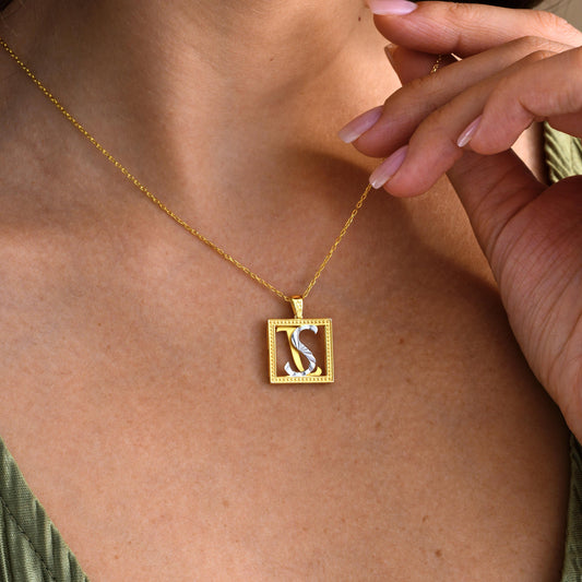 Personalized Fluted Initial Double-Sided Pendant – Custom Letter Necklace 
A unique and elegant double-sided pendant featuring your chosen initial in a fluted design. Perfect for personal style or as a thoughtful gift for someone special.
925K Sterling Silver / 14K Solid Gold
Spring Ring
• Pendant Size: Approx. 18×18mm
• Sold as: Pendant with chain included
• Hypoallergenic & safe for sensitive skin
Birthday Gift – Anniversary – Bridesmaid Gift – Everyday Wear – Personalized Jewelry Lovers