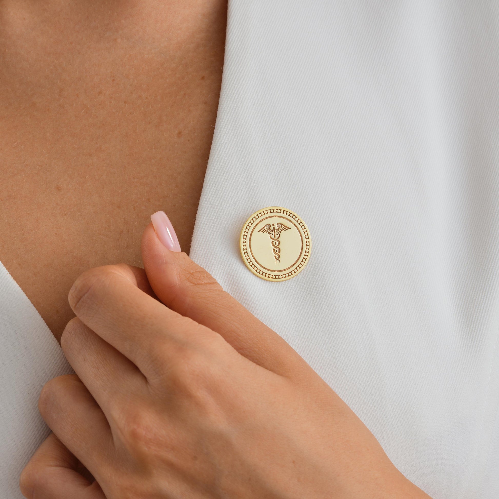 Product Details:
• Material: Brass with 18K Gold Silver
• Design: Engraved Caduceus Medical Symbol
• Size: Approx. 25mm (1 inch) diameter
• Finish: Polished, high-gloss
• Back: Secure butterfly clutch
• Packaging: Comes in a gift-ready box
Perfect For:
Medical School Graduation
White Coat Ceremonies
Nurse Doctor Appreciation Gifts
Healthcare Worker Celebrations
Personalized Badge for Lab Coats or Suits
• Made to order
• Express shipping available
• For Europe Shipping from Turkey
