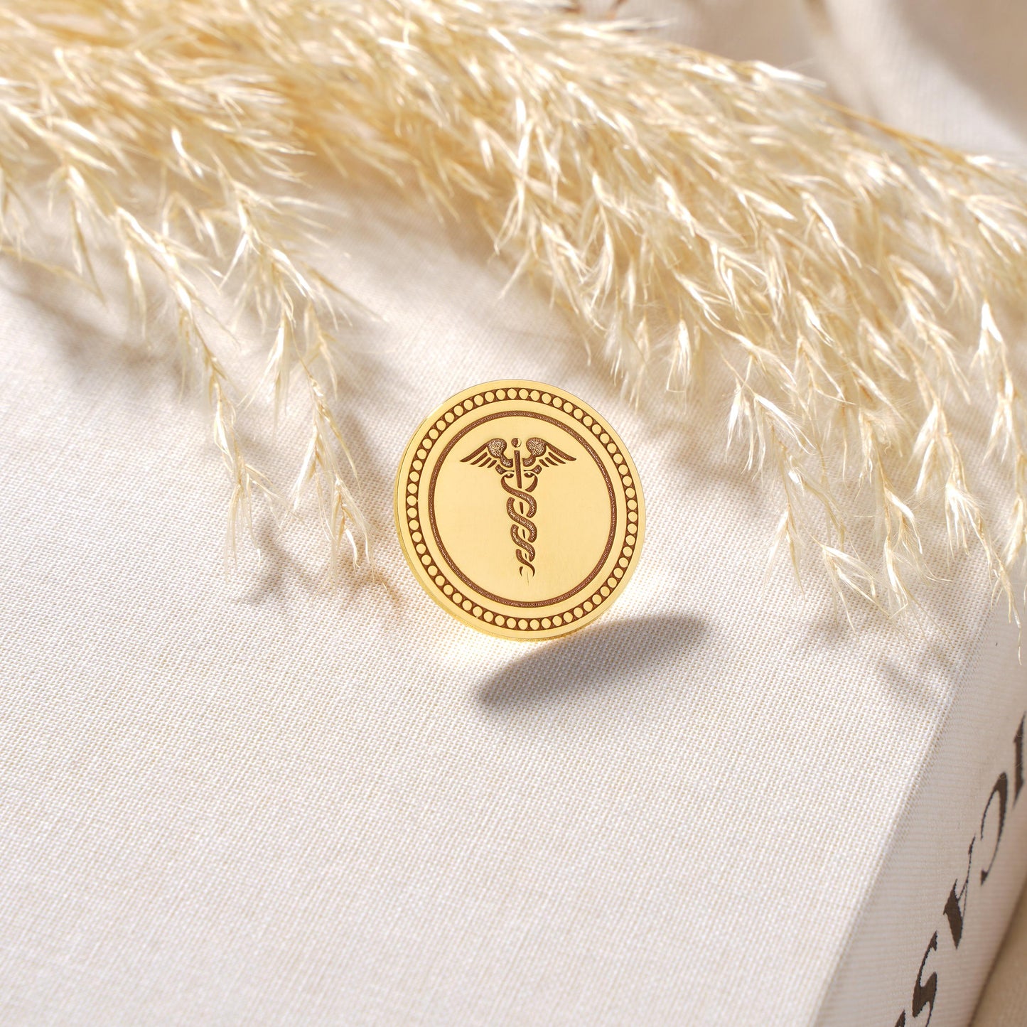 Product Details:
• Material: Brass with 18K Gold Silver
• Design: Engraved Caduceus Medical Symbol
• Size: Approx. 25mm (1 inch) diameter
• Finish: Polished, high-gloss
• Back: Secure butterfly clutch
• Packaging: Comes in a gift-ready box
Perfect For:
Medical School Graduation
White Coat Ceremonies
Nurse Doctor Appreciation Gifts
Healthcare Worker Celebrations
Personalized Badge for Lab Coats or Suits
• Made to order
• Express shipping available
• For Europe Shipping from Turkey
