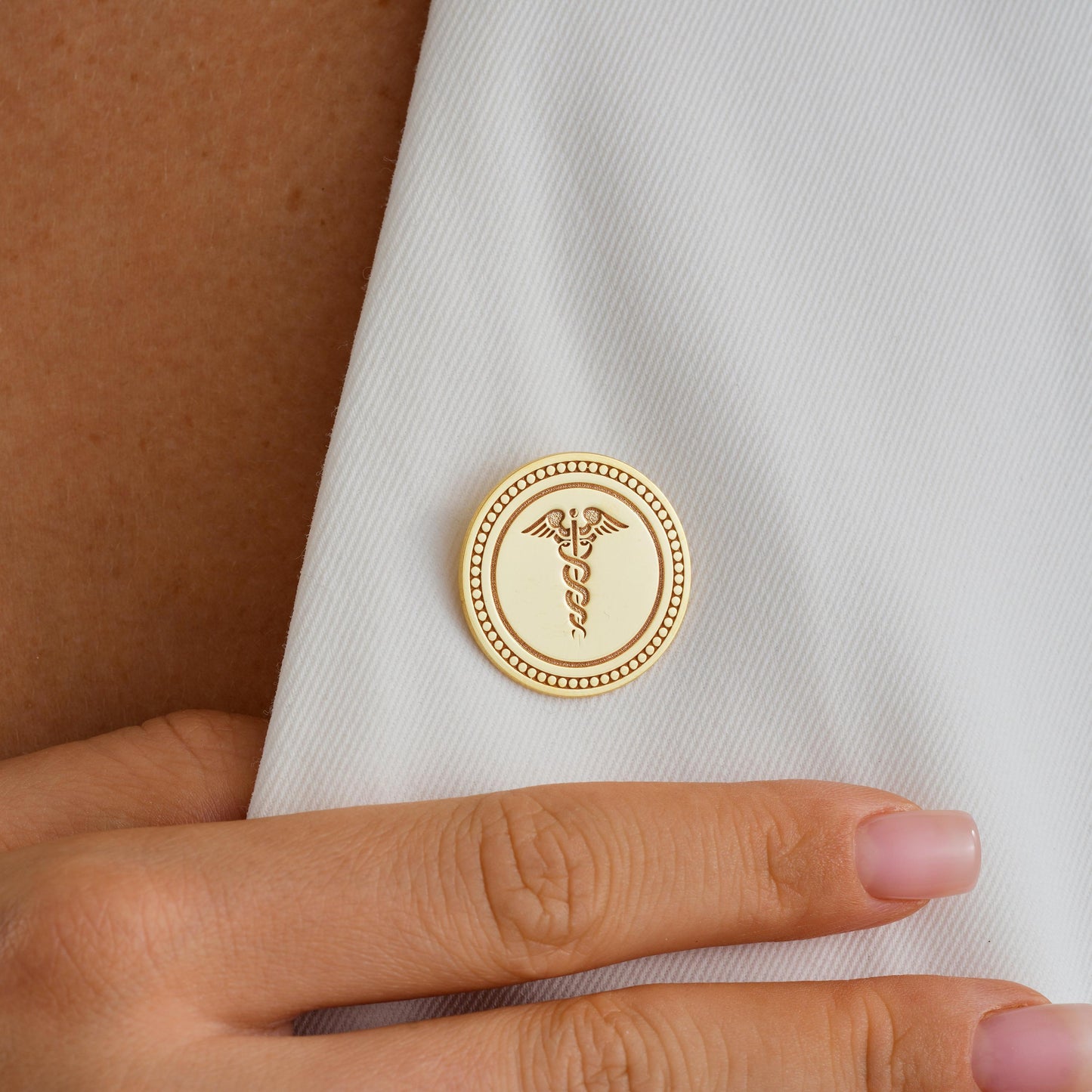 Product Details:
• Material: Brass with 18K Gold Silver
• Design: Engraved Caduceus Medical Symbol
• Size: Approx. 25mm (1 inch) diameter
• Finish: Polished, high-gloss
• Back: Secure butterfly clutch
• Packaging: Comes in a gift-ready box
Perfect For:
Medical School Graduation
White Coat Ceremonies
Nurse Doctor Appreciation Gifts
Healthcare Worker Celebrations
Personalized Badge for Lab Coats or Suits
• Made to order
• Express shipping available
• For Europe Shipping from Turkey