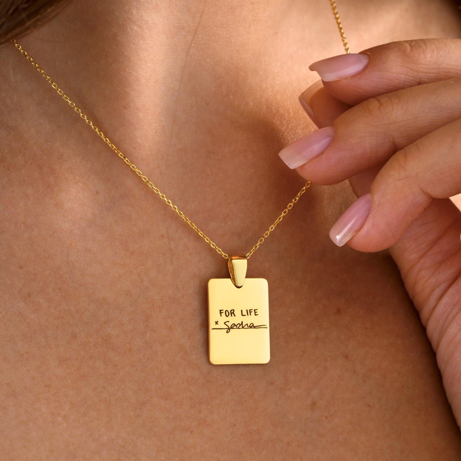 Personalized Engraved Plate Pendant Necklace – Custom Message Jewelry ✨

A timeless necklace designed for your most meaningful words. Engrave your favorite quote, names, or a special date for a truly personal touch.

💛 Product Details
• Material: 925K Sterling Silver / 14K Solid Gold
• Closure: Spring Ring
• Pendant Size: Approx. 15×20mm
• Sold as: Pendant with chain included
• Hypoallergenic & safe for sensitive skin