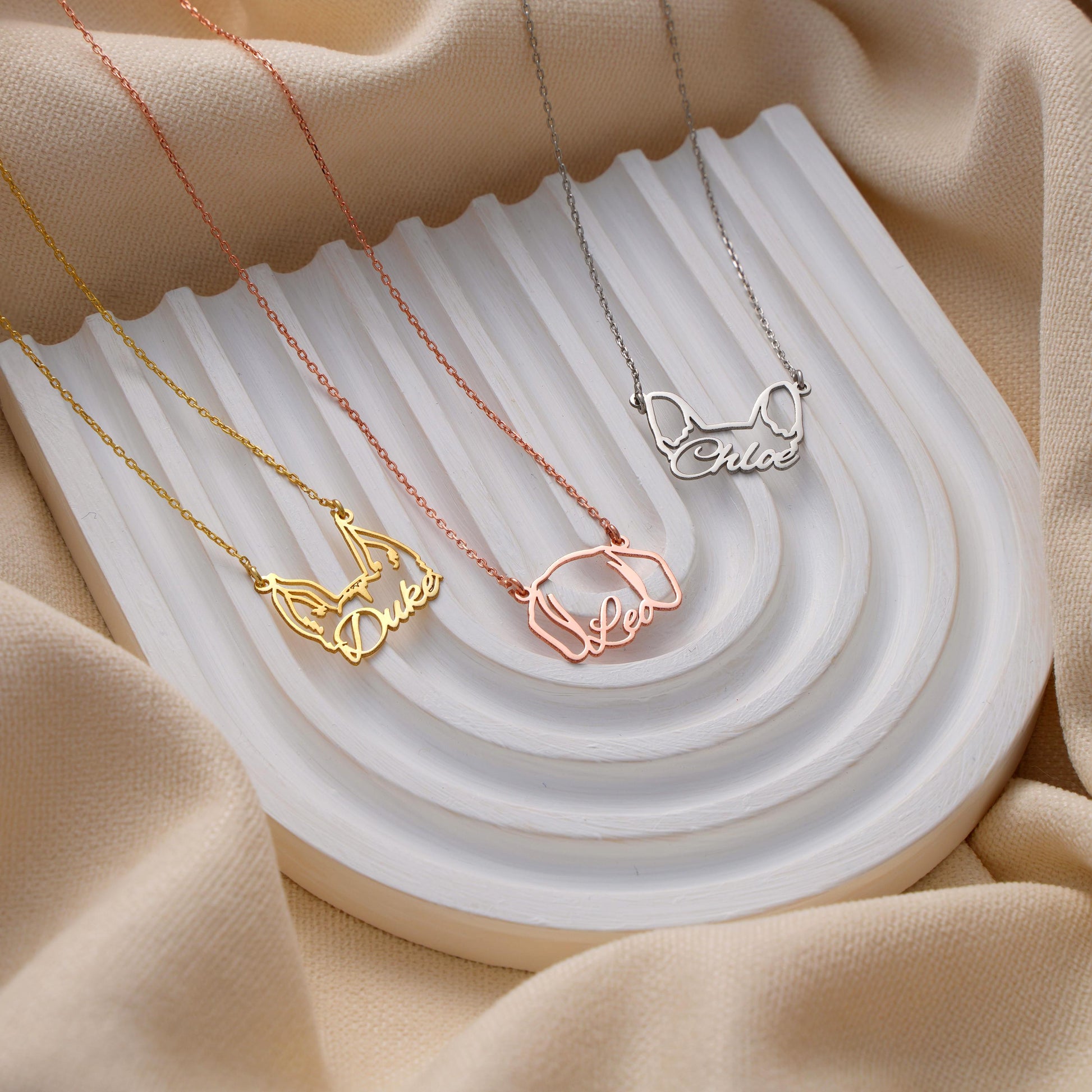 ✨ Custom Dog Ears Name Necklace – Personalized Pet Name Pendant ✨  

A stylish and modern necklace featuring your dog&#39;s ears outline with their name beautifully integrated into the design. Perfect as a gift for pet lovers or a unique keepsake to honor your furry friend.