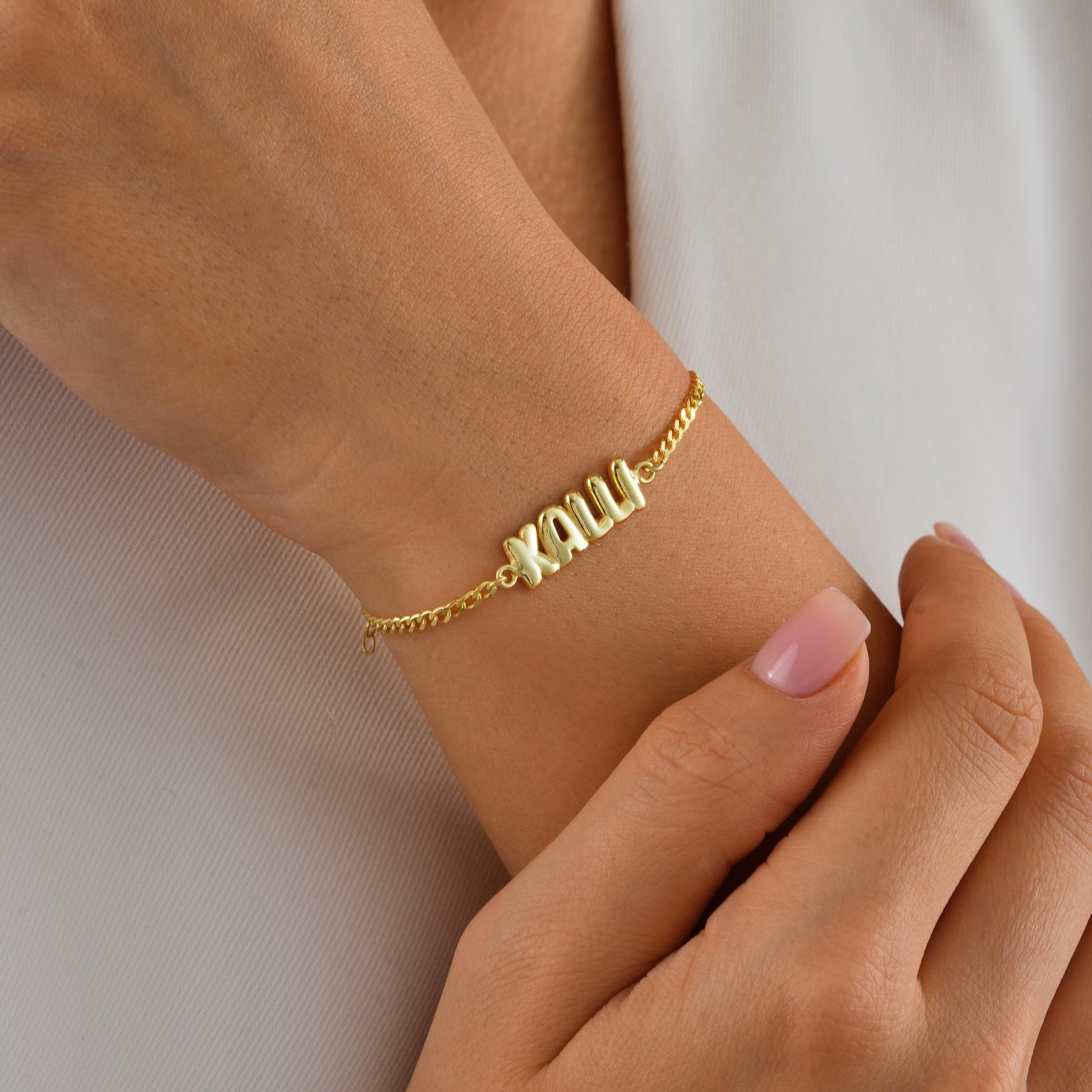 Material: 925 Sterling Silver or 14K Solid Gold
Finish: High-polish
Chain: Gourmet chain with secure lobster clasp
Name: Custom balloon-style lettering 
Length: Adjustable (5&quot;-9&quot;)
Hypoallergenic & nickel-free
Handmade with love
Personalized Gifts Birthday Bridesmaids Everyday Minimalist Style  Name Jewelry Lovers
Elegant gift box
Ready for gifting with personalized note option
Processing time: 2–3 business day Ships from Turkey (for EU orders)
USA 2–5 business days
 Europe 1–3 business days