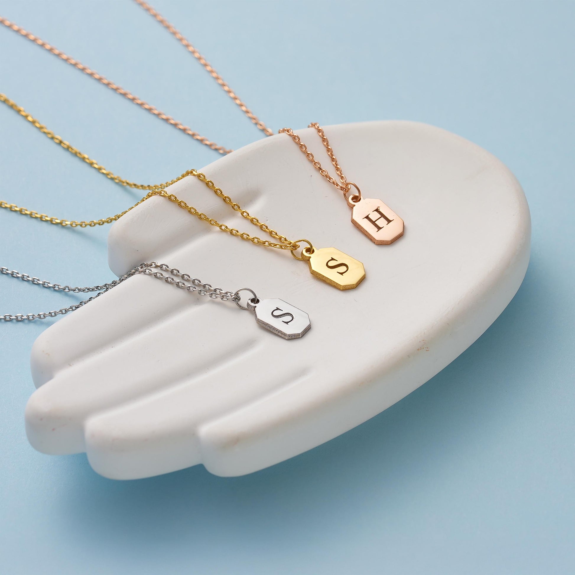 ✨ Initial Plate Pendant Necklace – Personalized Letter Jewelry ✨

A minimalist and elegant necklace featuring a small plate engraved with your chosen initial. Perfect for everyday wear or as a thoughtful gift for birthdays, anniversaries, or special occasions.

💛 Product Details
• Material: 925K Sterling Silver / 14K Solid Gold
• Closure: Spring Ring
• Pendant Size: Approx. 10mm
• Hypoallergenic & safe for sensitive skin