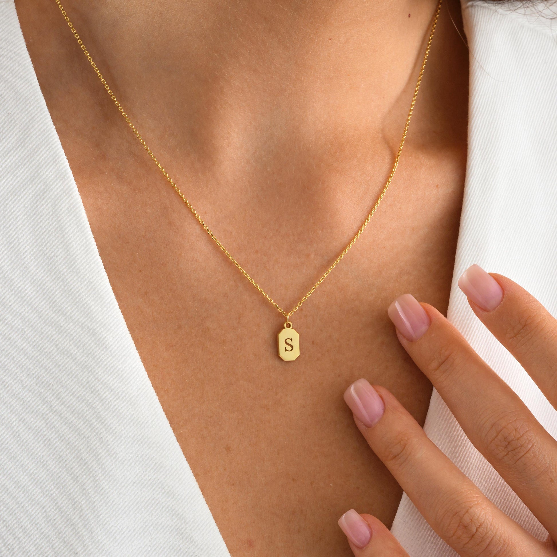 ✨ Initial Plate Pendant Necklace – Personalized Letter Jewelry ✨

A minimalist and elegant necklace featuring a small plate engraved with your chosen initial. Perfect for everyday wear or as a thoughtful gift for birthdays, anniversaries, or special occasions.

💛 Product Details
• Material: 925K Sterling Silver / 14K Solid Gold
• Closure: Spring Ring
• Pendant Size: Approx. 10mm
• Hypoallergenic & safe for sensitive skin