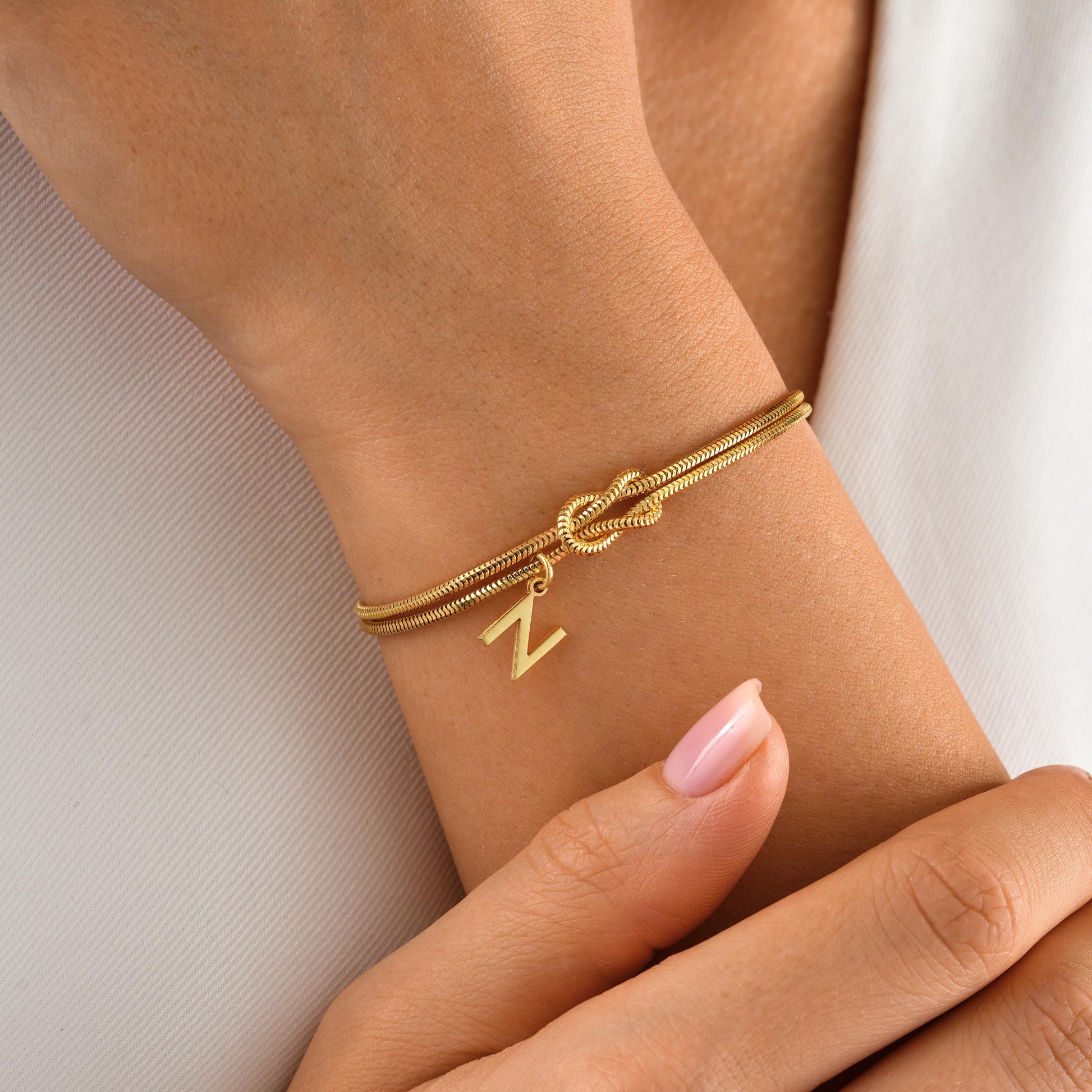Material: 925 Sterling Silver or 14K Solid Gold
Finish: High-polish
Design: Knotted double chain with initial charm
Initial: A–Z (1 letter)
Length: Adjustable 5&quot;-9&quot;
Closure: Lobster clasp
Hypoallergenic nickel-free
Handmade with care
Everyday Wear  Personalized Gifts  Graduation  Bridesmaids  Gift for Her  Minimalist Style
Elegant gift box
Ready for gifting with optional message card
Processing time 2–3 business days
Ships from Turkey for EU buyers
USA 2–5 business days
Europe 1 3 business days