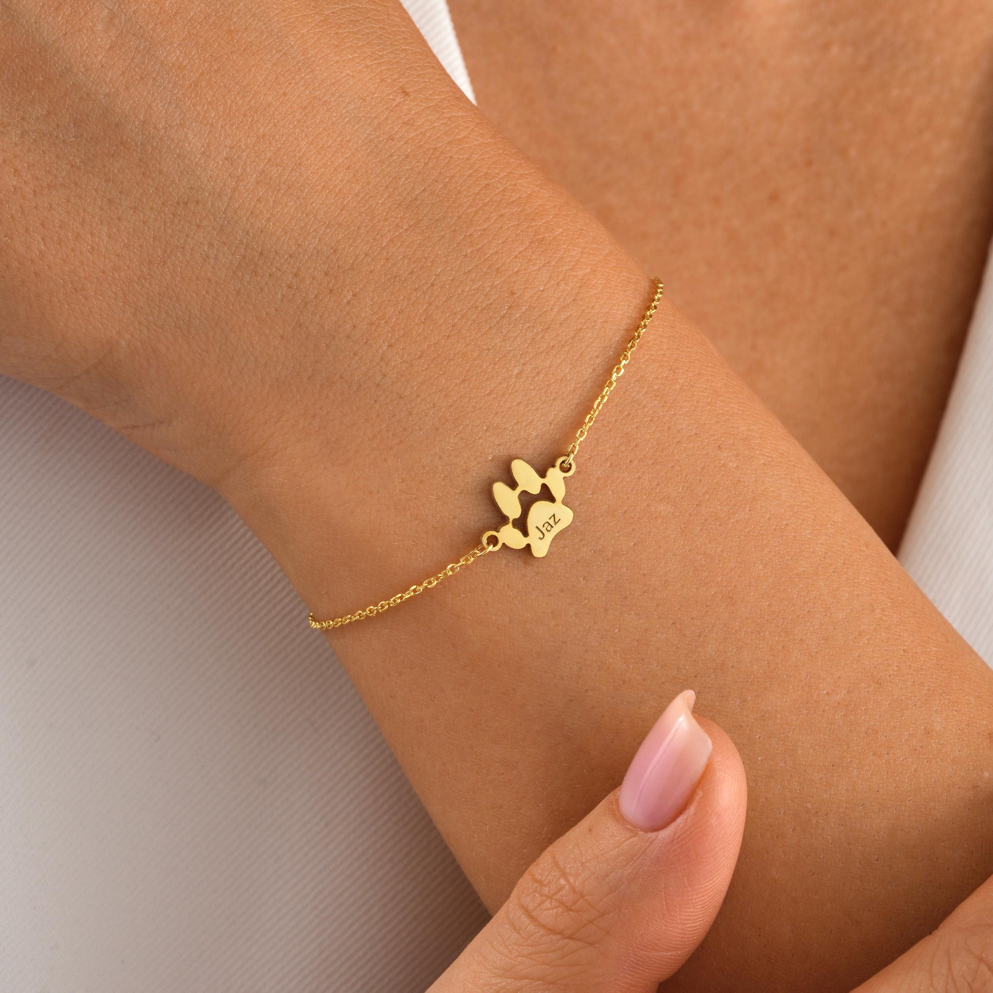 925 Sterling Silver or 14K Solid Gold
High-polish
Double paw prints with optional name engraving
 Fine cable chain
Adjustable 5&quot;-9&quot; Lobster clasp
Hypoallergenic & nickel-free
• Handmade with care
Dog Moms  Cat Lovers  Pet Memorial Best Friend Gifts  Personalized Jewelry  Everyday Animal Style
 Elegant gift box
• Ready for gifting with optional message card
• Processing time: 2–3 business days
• Ships from Turkey (for EU buyers)
• USA: 2–5 business days
• Europe: 1–3 business days