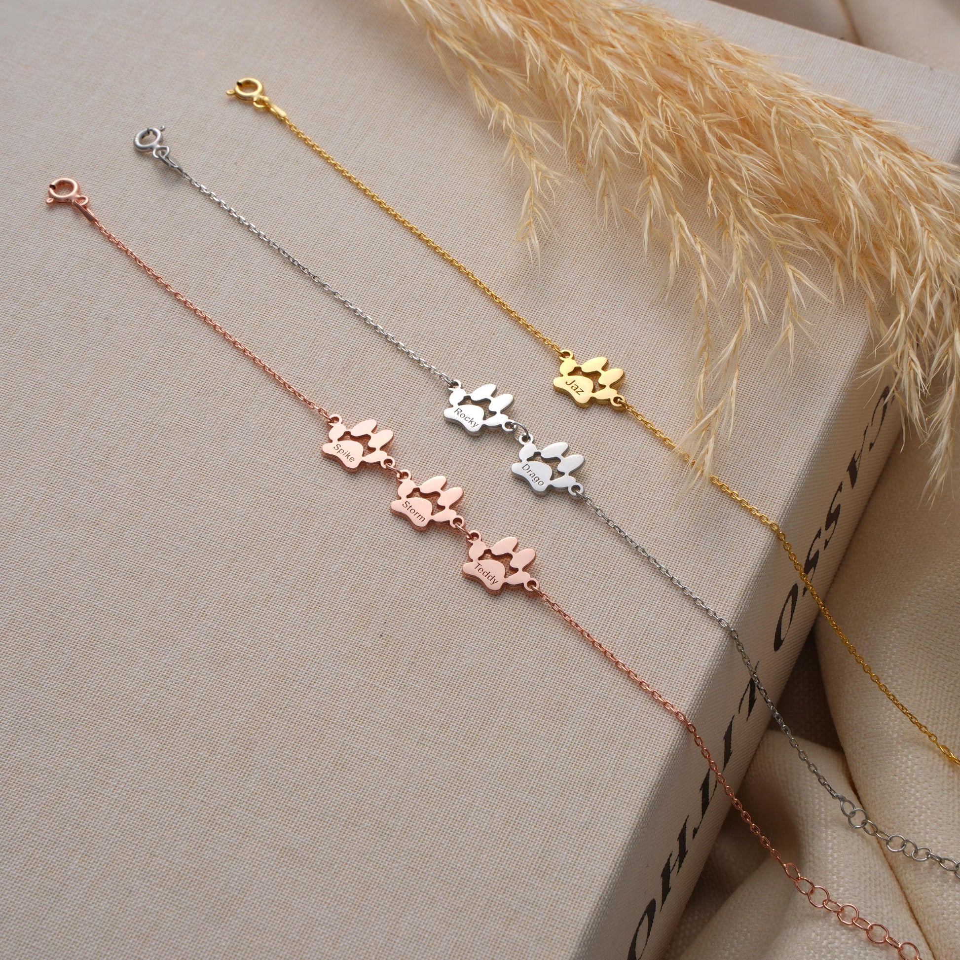 925 Sterling Silver or 14K Solid Gold
High-polish
Double paw prints with optional name engraving
 Fine cable chain
Adjustable 5&quot;-9&quot; Lobster clasp
Hypoallergenic & nickel-free
• Handmade with care
Dog Moms  Cat Lovers  Pet Memorial Best Friend Gifts  Personalized Jewelry  Everyday Animal Style
 Elegant gift box
• Ready for gifting with optional message card
• Processing time: 2–3 business days
• Ships from Turkey (for EU buyers)
• USA: 2–5 business days
• Europe: 1–3 business days