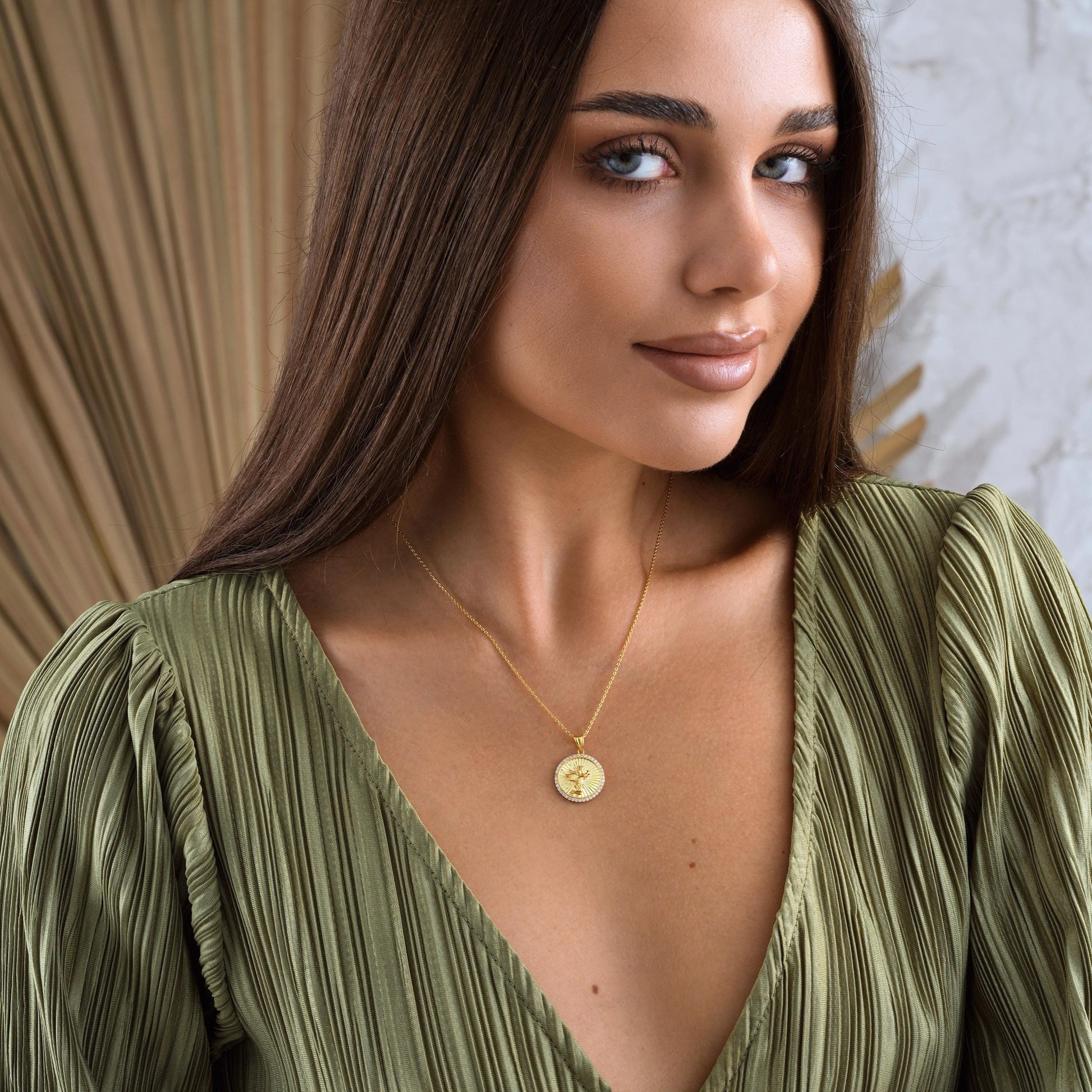 ✨A beautiful and meaningful necklace featuring a fluted round medallion with a detailed angel design, surrounded by sparkling CZ stones. A perfect symbol of protection, faith, and love, making it an ideal gift for special occasions. 🎯 Perfect For:
Religious gifts, baptism, confirmation, birthdays, anniversaries, or everyday wear.