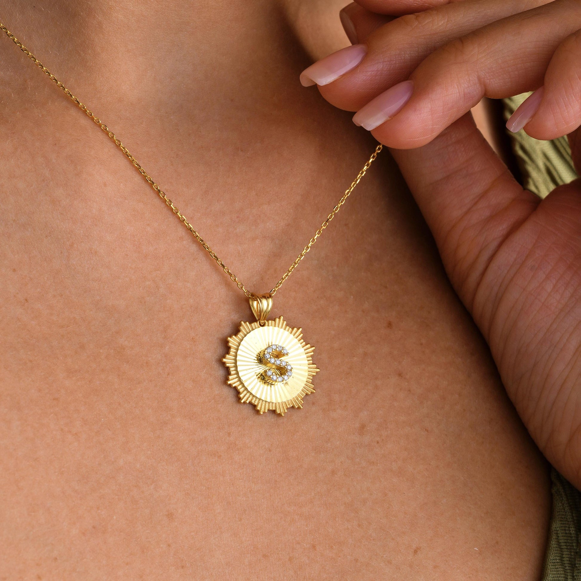 ✨A stunning and elegant necklace featuring a fluted sunburst pendant with a sparkling CZ stone initial at the center. Perfect for adding a personalized touch to your everyday style or gifting to someone special. 🎯 Perfect For:
Birthdays, anniversaries, Valentine’s Day, Mother’s Day, or everyday wear.