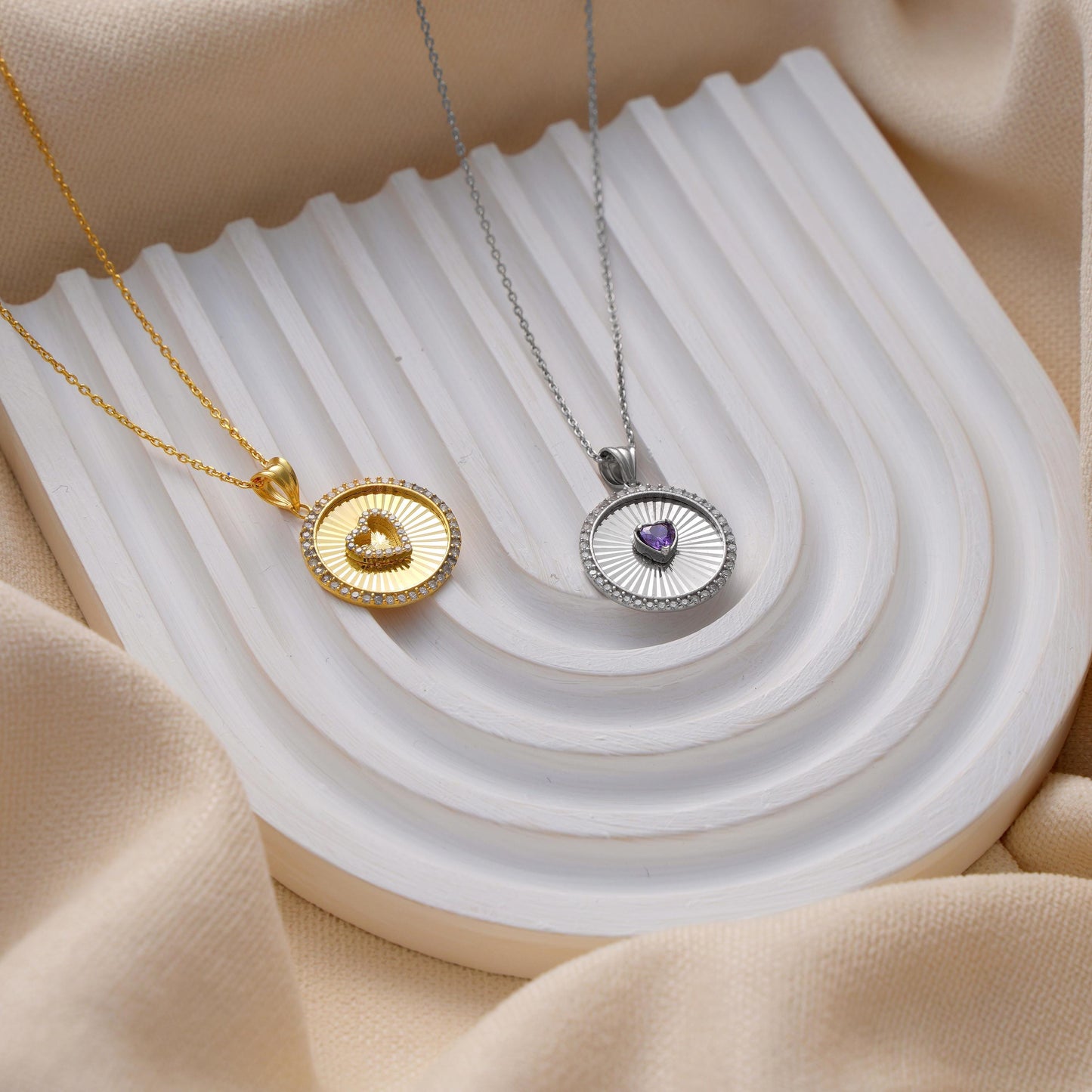 ✨A stunning fluted round medallion necklace featuring a sparkling CZ heart in the center, surrounded by shimmering stones for extra brilliance. A romantic and elegant piece perfect for gifting or treating yourself.