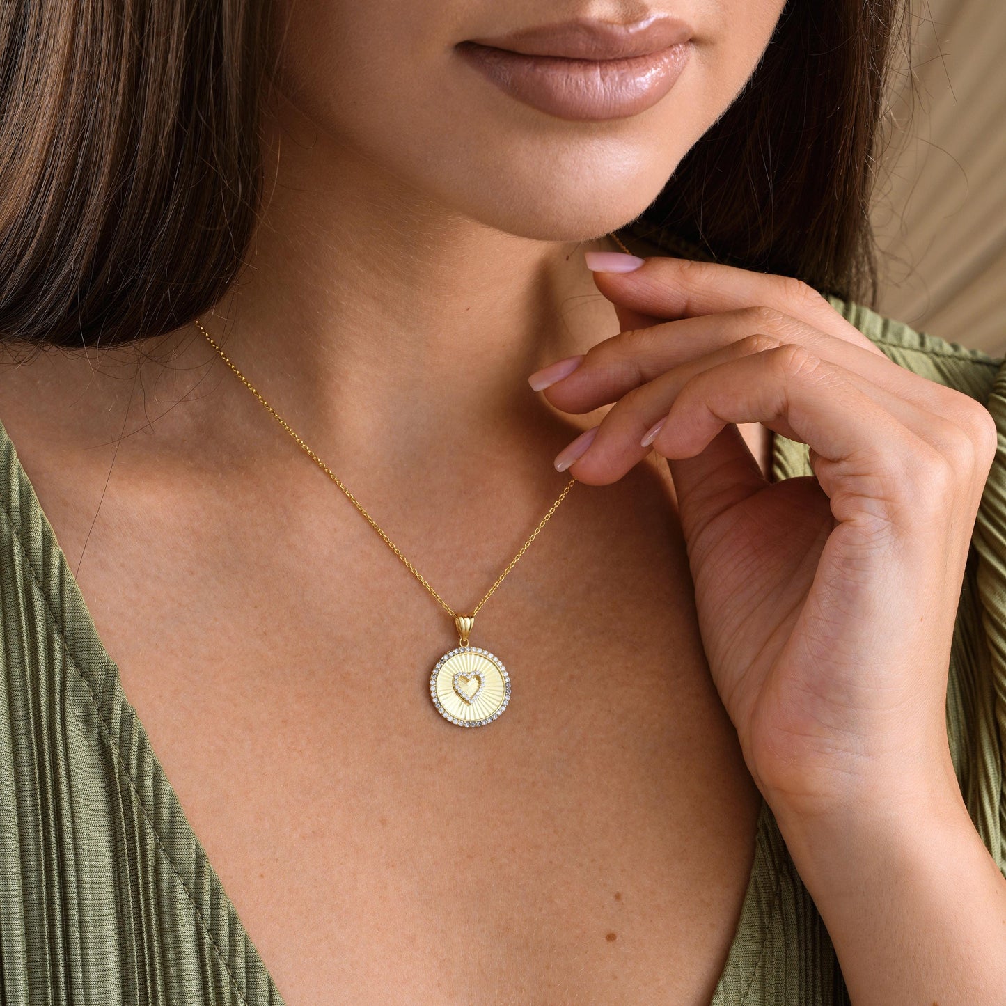 ✨A stunning fluted round medallion necklace featuring a sparkling CZ heart in the center, surrounded by shimmering stones for extra brilliance. A romantic and elegant piece perfect for gifting or treating yourself.