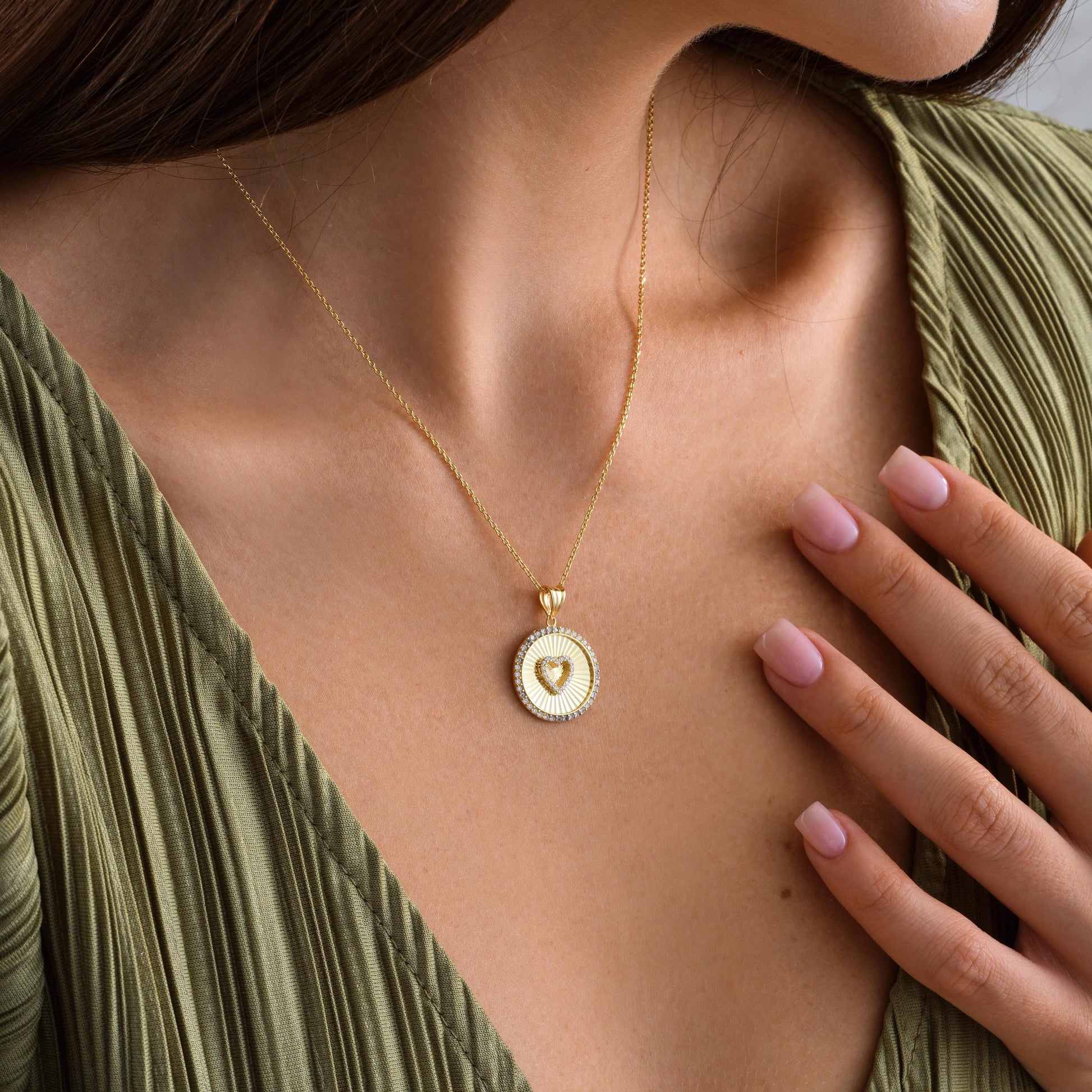 ✨A stunning fluted round medallion necklace featuring a sparkling CZ heart in the center, surrounded by shimmering stones for extra brilliance. A romantic and elegant piece perfect for gifting or treating yourself.