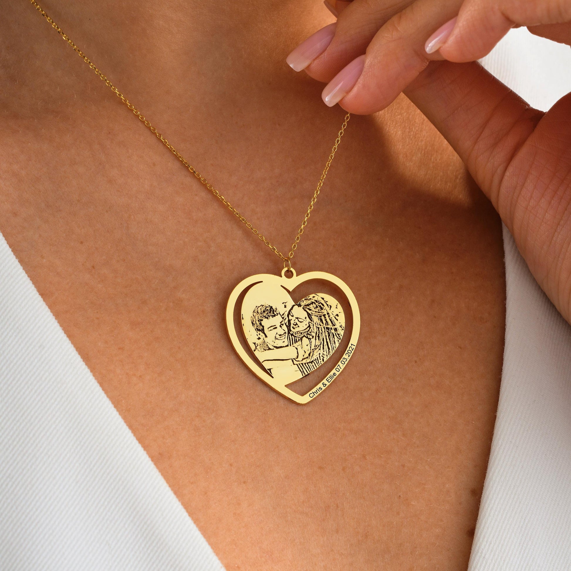 ✨ Custom Heart Photo Engraved Necklace – Personalized Memory Keepsake ✨

A beautiful and meaningful necklace featuring your favorite photo engraved on a heart-shaped pendant. Perfect for capturing special memories and gifting to loved ones.
