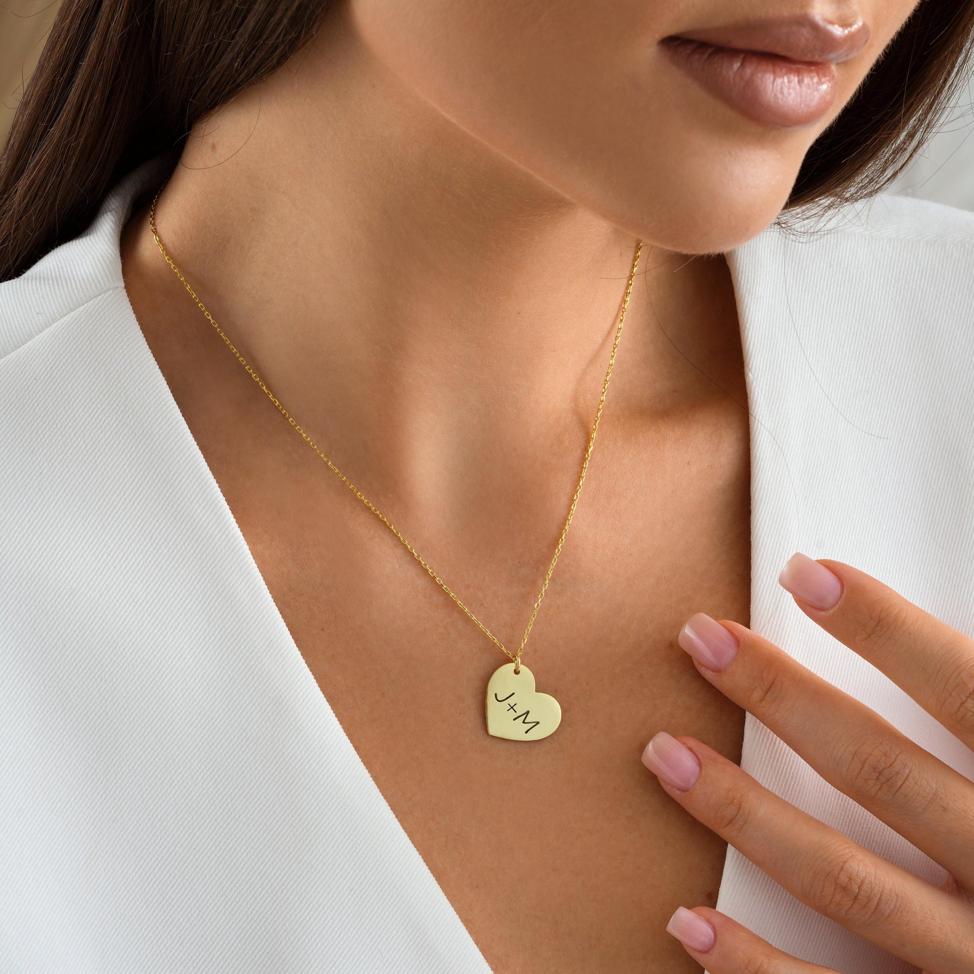 Celebrate your connection with this custom heart-shaped pendant, engraved with your chosen initials. Whether it’s your partner, child, or best friend – this simple and meaningful necklace is designed to keep your bond close every day.
Material: 925K Sterling Silver / 14K Solid Gold  
Pendant: Heart-shaped plate engraved with up to 2 initials (e.g. J+M)  
• Chain Length: Adjustable (16&quot; + 2&quot; extender)  
Anniversary – Couples – Friendship – Family initials – Sentimental gifts – Everyday wear