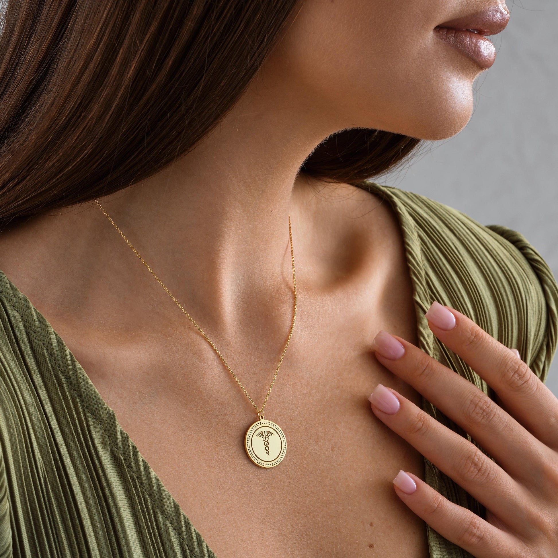 Engraved Caduceus Pendant – Medical Symbol Necklace
A meaningful necklace featuring the caduceus symbol, representing health, medicine, and healing. Perfect gift for doctors, nurses, and medical students.
• Material: 925K Sterling Silver / 14K Solid Gold
• Closure: Spring Ring
• Pendant Size: Approx. 20mm diameter
• Sold as: Pendant with chain included
• Hypoallergenic & safe for sensitive skin
Doctor Gift – Nurse Gift – Medical Student – Graduation – Everyday Wear – Healthcare Workers