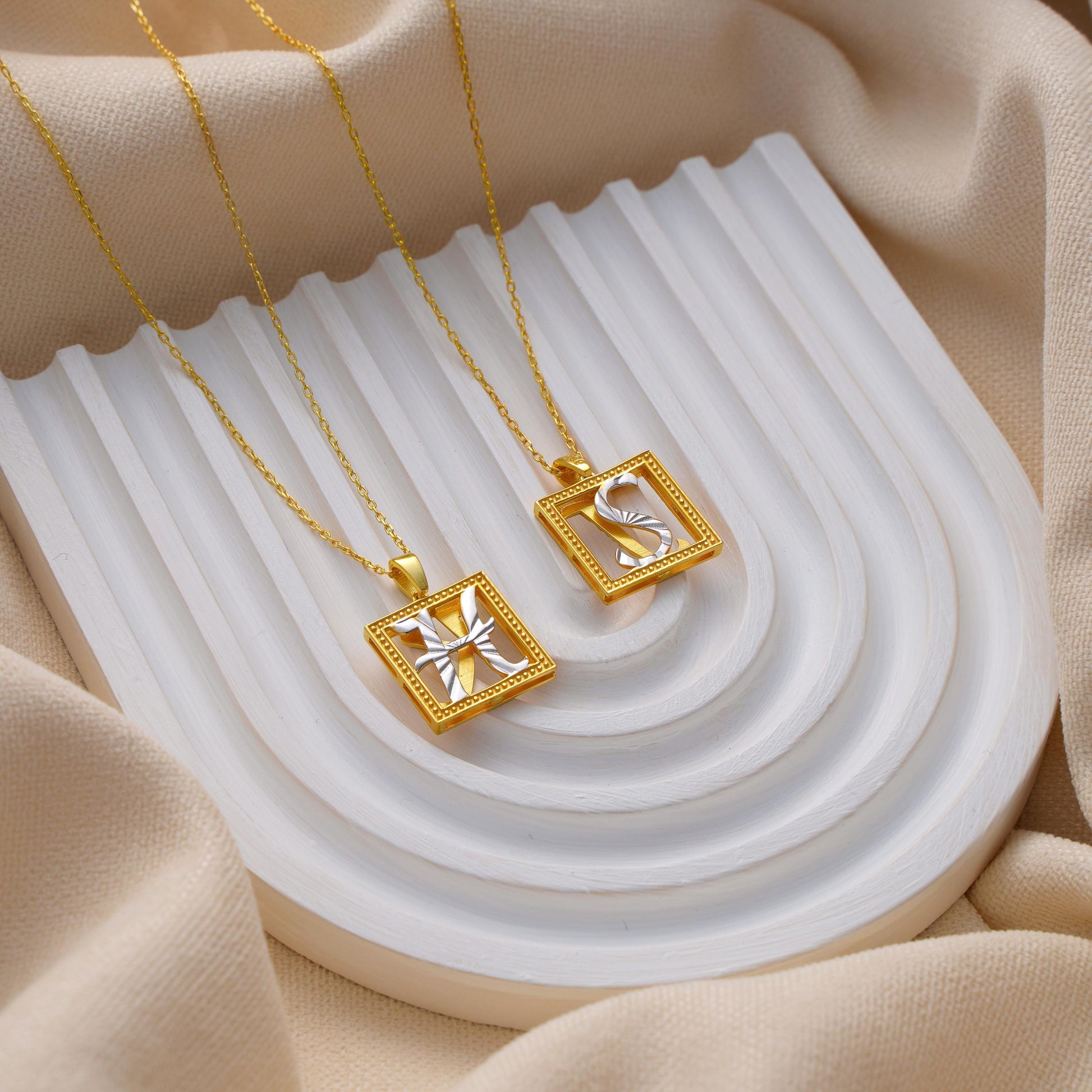 Personalized Fluted Initial Double-Sided Pendant – Custom Letter Necklace 
A unique and elegant double-sided pendant featuring your chosen initial in a fluted design. Perfect for personal style or as a thoughtful gift for someone special.
925K Sterling Silver / 14K Solid Gold
Spring Ring
• Pendant Size: Approx. 18×18mm
• Sold as: Pendant with chain included
• Hypoallergenic & safe for sensitive skin
Birthday Gift – Anniversary – Bridesmaid Gift – Everyday Wear – Personalized Jewelry Lovers