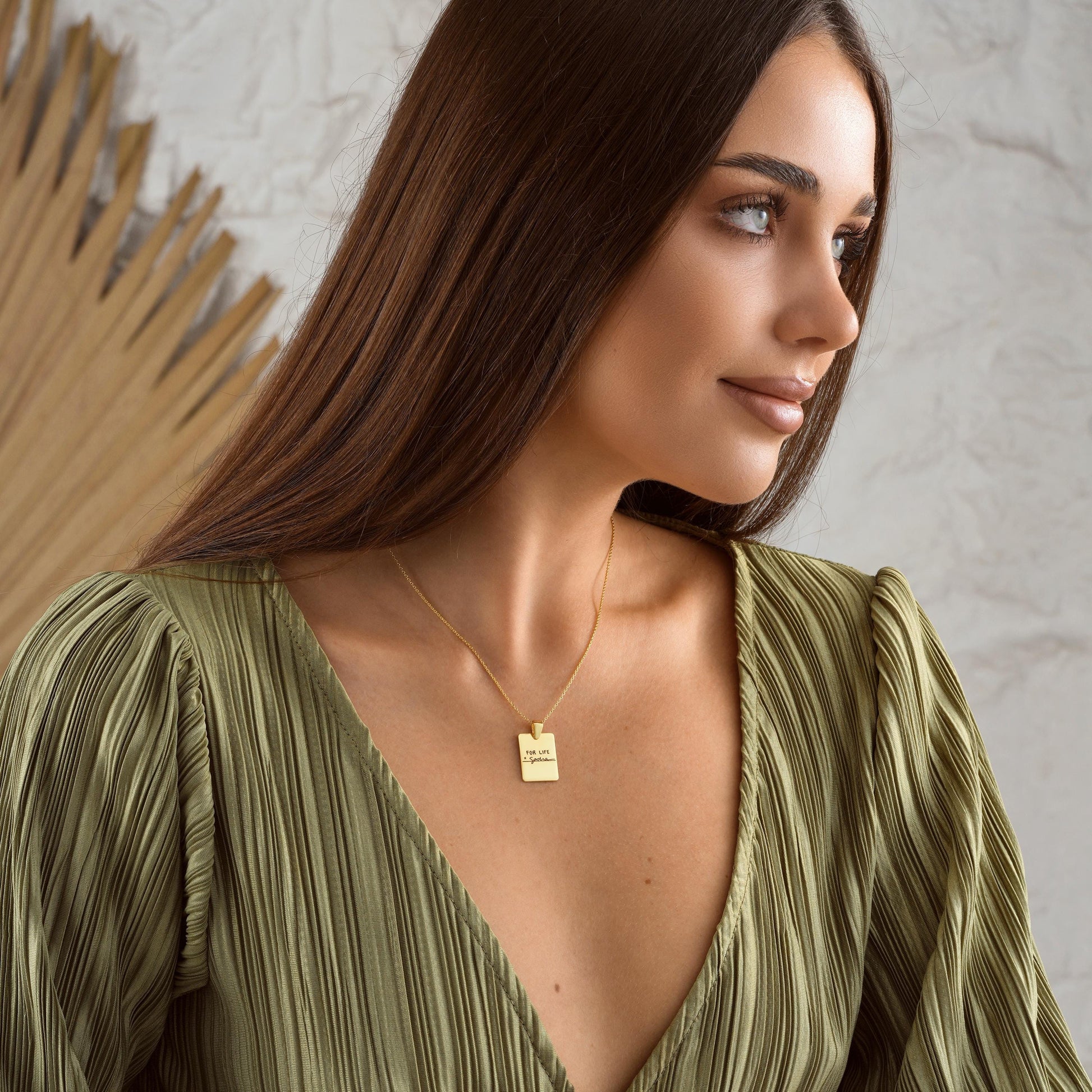 Personalized Engraved Plate Pendant Necklace – Custom Message Jewelry ✨

A timeless necklace designed for your most meaningful words. Engrave your favorite quote, names, or a special date for a truly personal touch.

💛 Product Details
• Material: 925K Sterling Silver / 14K Solid Gold
• Closure: Spring Ring
• Pendant Size: Approx. 15×20mm
• Sold as: Pendant with chain included
• Hypoallergenic & safe for sensitive skin