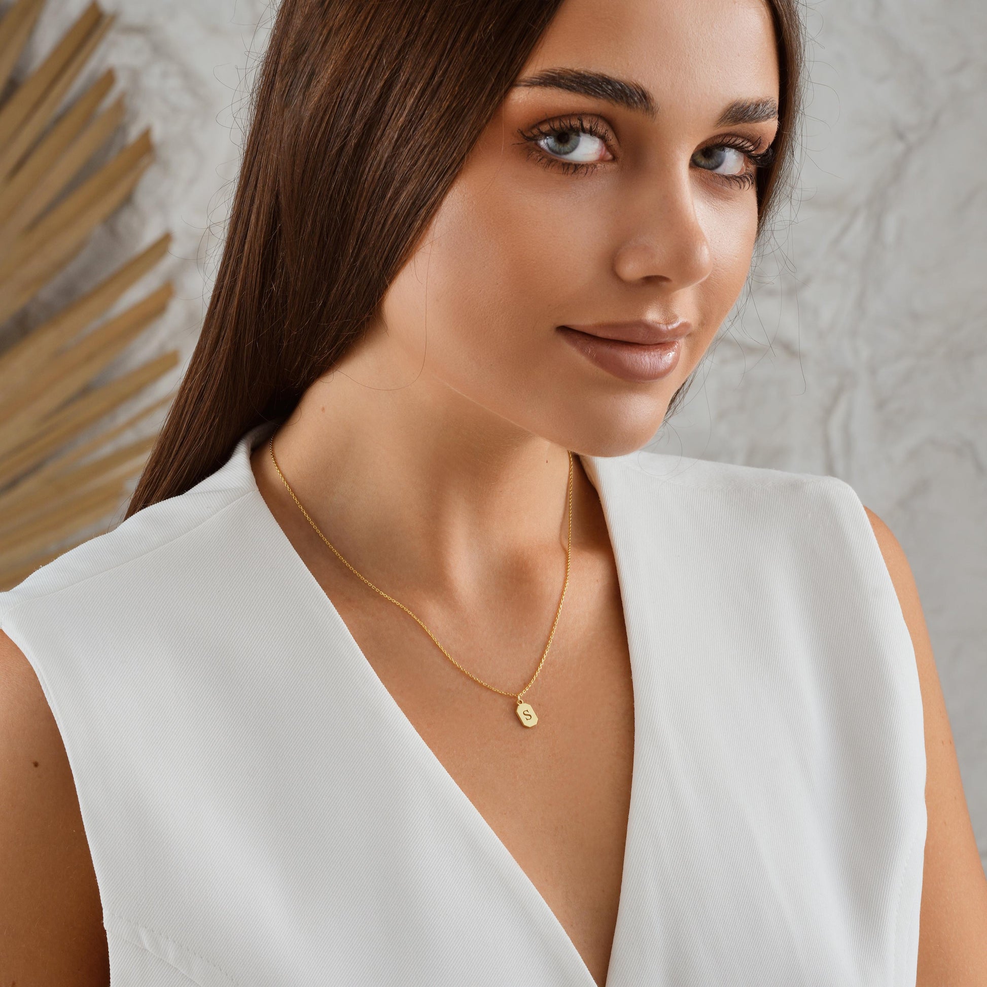 ✨ Initial Plate Pendant Necklace – Personalized Letter Jewelry ✨

A minimalist and elegant necklace featuring a small plate engraved with your chosen initial. Perfect for everyday wear or as a thoughtful gift for birthdays, anniversaries, or special occasions.

💛 Product Details
• Material: 925K Sterling Silver / 14K Solid Gold
• Closure: Spring Ring
• Pendant Size: Approx. 10mm
• Hypoallergenic & safe for sensitive skin
