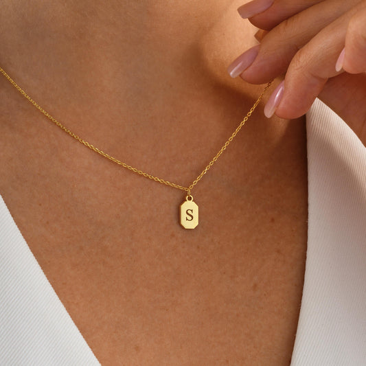 ✨ Initial Plate Pendant Necklace – Personalized Letter Jewelry ✨

A minimalist and elegant necklace featuring a small plate engraved with your chosen initial. Perfect for everyday wear or as a thoughtful gift for birthdays, anniversaries, or special occasions.

💛 Product Details
• Material: 925K Sterling Silver / 14K Solid Gold
• Closure: Spring Ring
• Pendant Size: Approx. 10mm
• Hypoallergenic & safe for sensitive skin