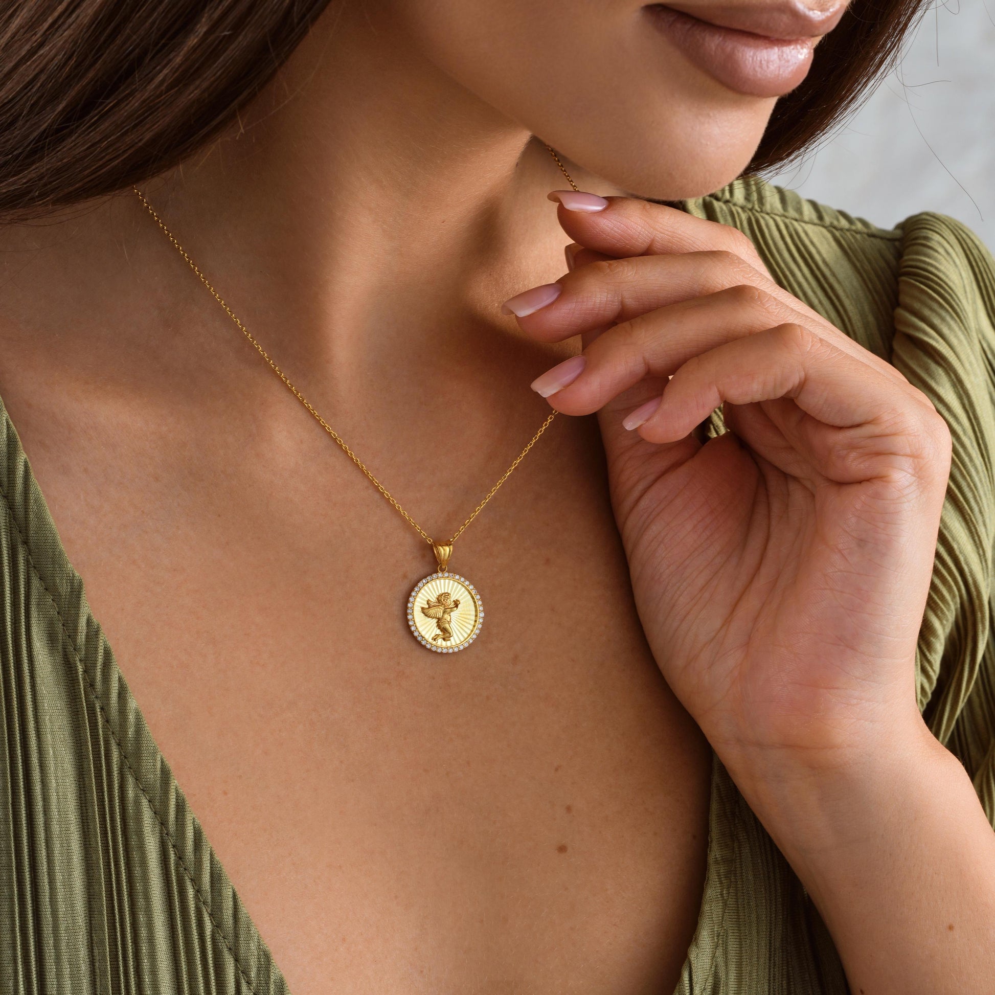 ✨A beautiful and meaningful necklace featuring a fluted round medallion with a detailed angel design, surrounded by sparkling CZ stones. A perfect symbol of protection, faith, and love, making it an ideal gift for special occasions. 🎯 Perfect For:
Religious gifts, baptism, confirmation, birthdays, anniversaries, or everyday wear.