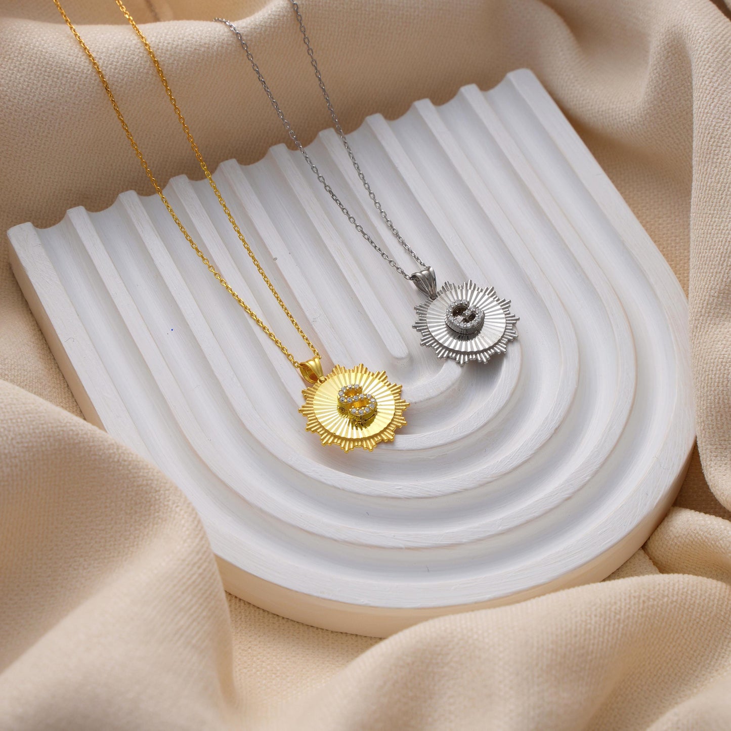 ✨A stunning and elegant necklace featuring a fluted sunburst pendant with a sparkling CZ stone initial at the center. Perfect for adding a personalized touch to your everyday style or gifting to someone special. 🎯 Perfect For:
Birthdays, anniversaries, Valentine’s Day, Mother’s Day, or everyday wear.