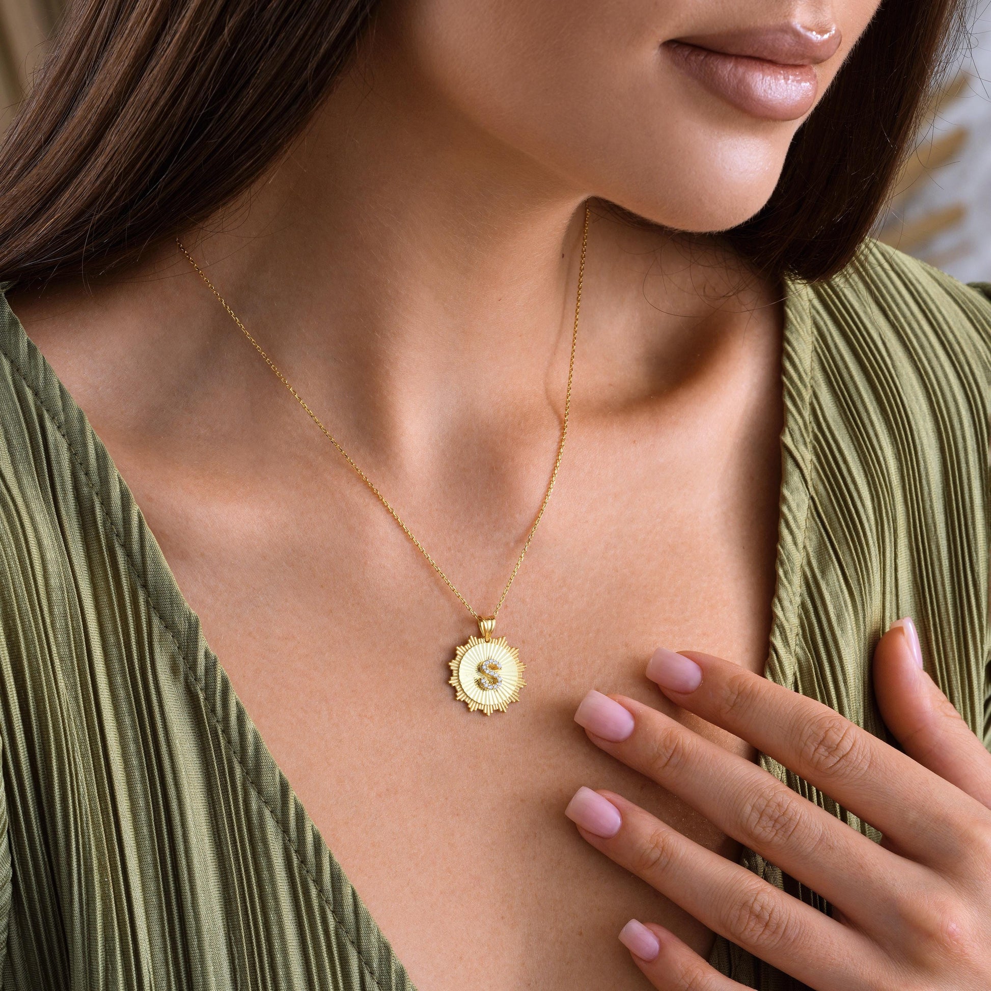 ✨A stunning and elegant necklace featuring a fluted sunburst pendant with a sparkling CZ stone initial at the center. Perfect for adding a personalized touch to your everyday style or gifting to someone special. 🎯 Perfect For:
Birthdays, anniversaries, Valentine’s Day, Mother’s Day, or everyday wear.