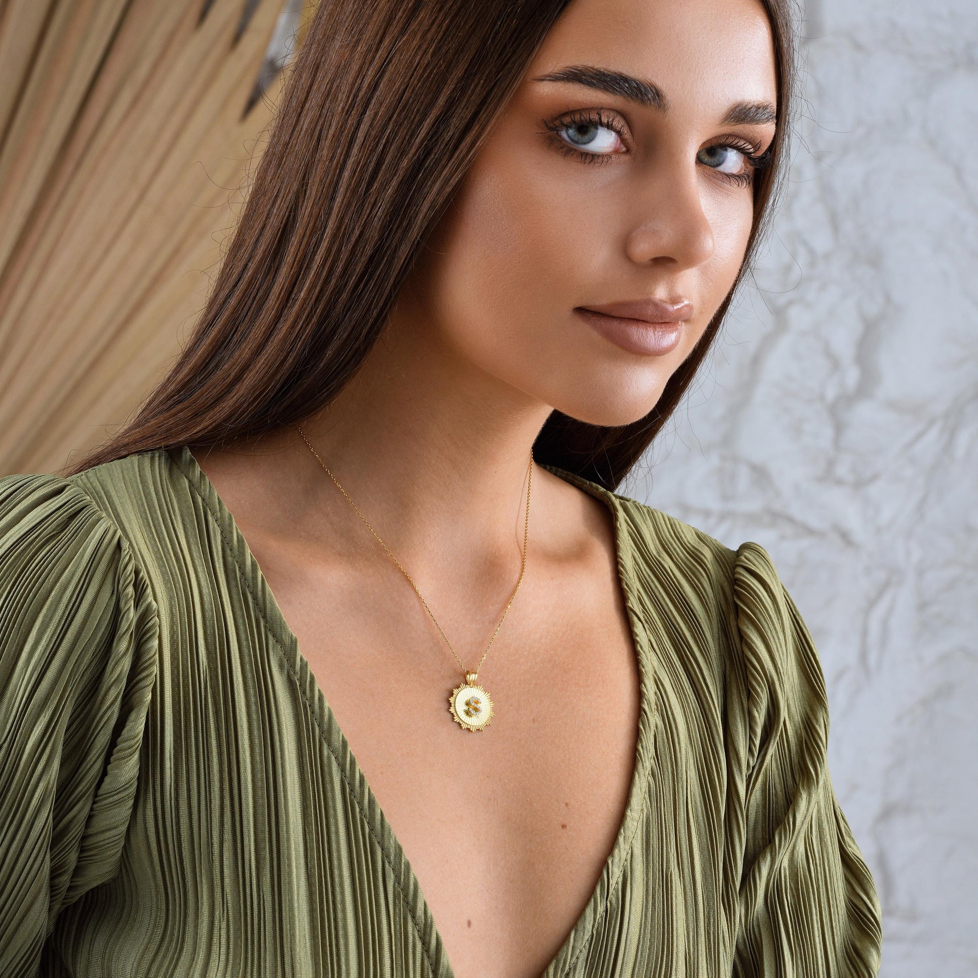 ✨A stunning and elegant necklace featuring a fluted sunburst pendant with a sparkling CZ stone initial at the center. Perfect for adding a personalized touch to your everyday style or gifting to someone special. 🎯 Perfect For:
Birthdays, anniversaries, Valentine’s Day, Mother’s Day, or everyday wear.