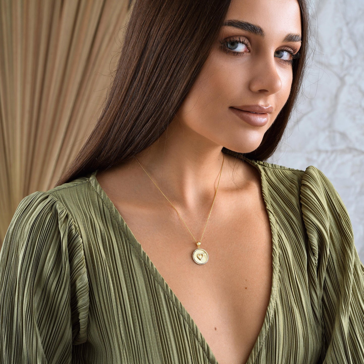 ✨A stunning fluted round medallion necklace featuring a sparkling CZ heart in the center, surrounded by shimmering stones for extra brilliance. A romantic and elegant piece perfect for gifting or treating yourself.